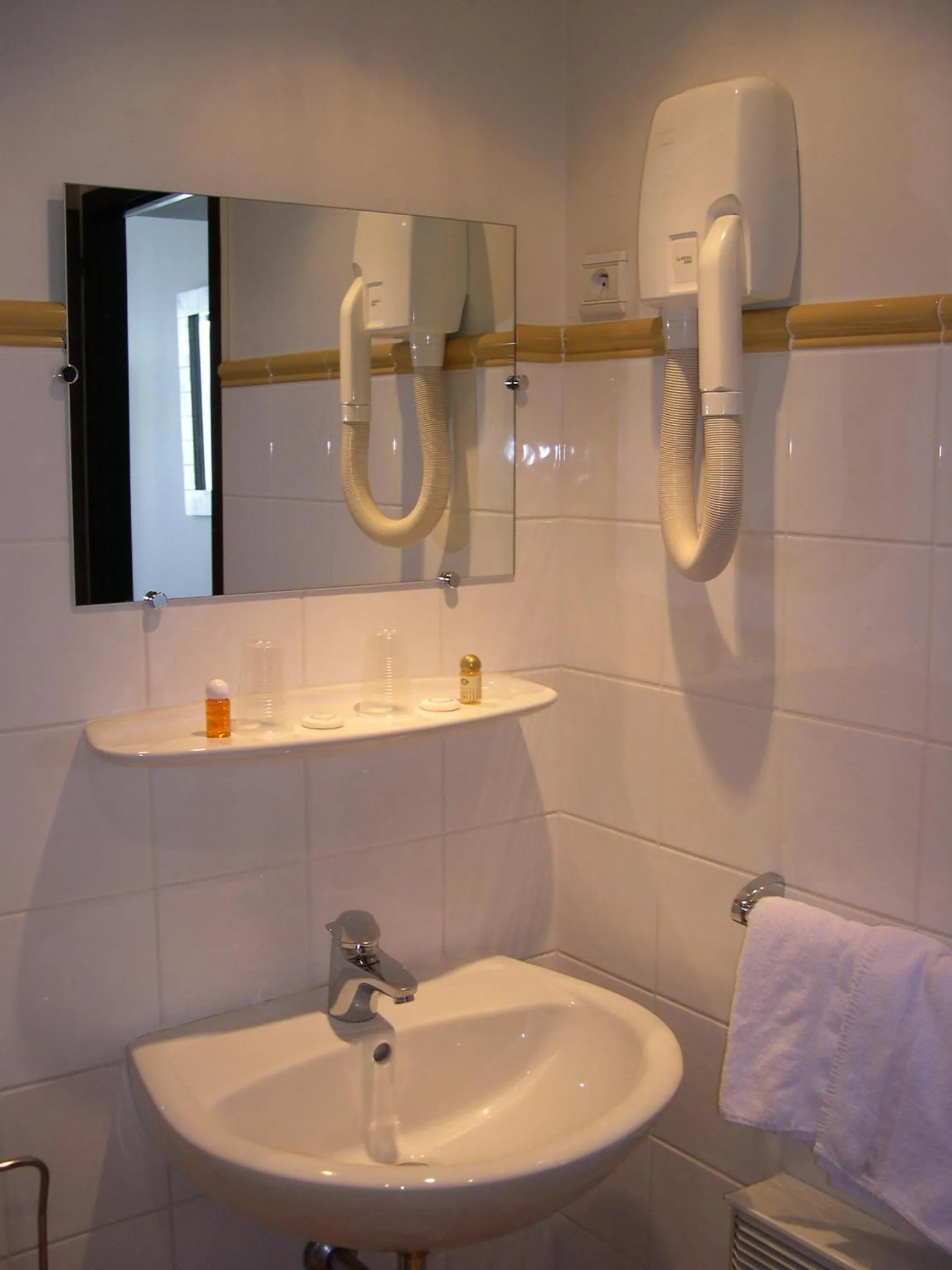Bathroom in Hôtel Du Centre Annemasse