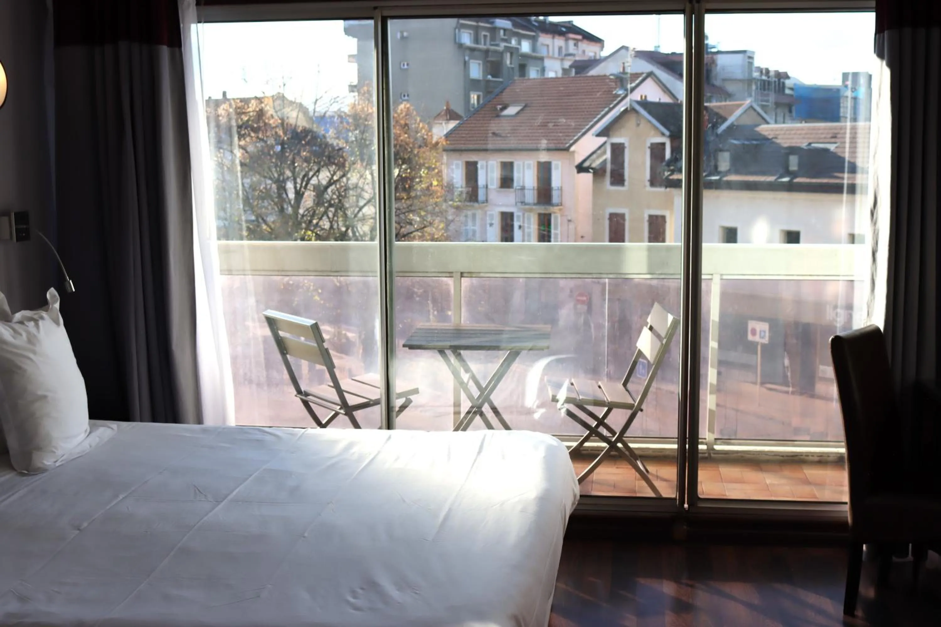 City view, Bed in Hôtel Du Centre Annemasse