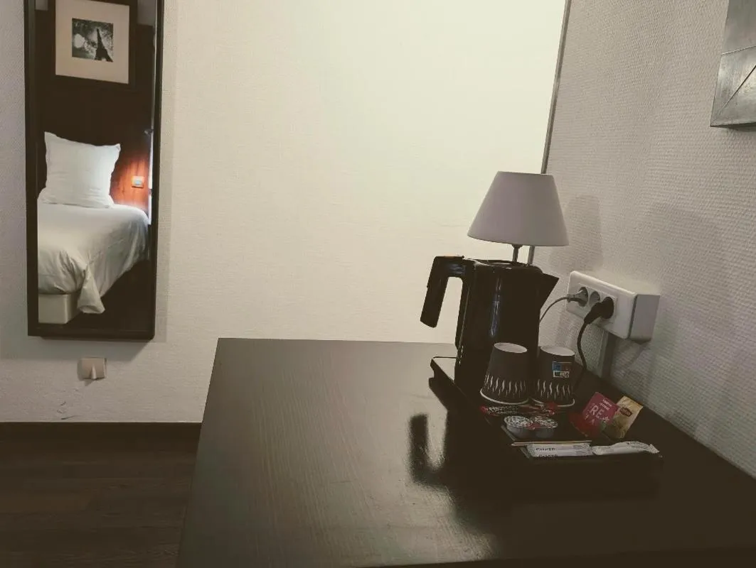 Bedroom, Bed in Hôtel Du Centre Annemasse