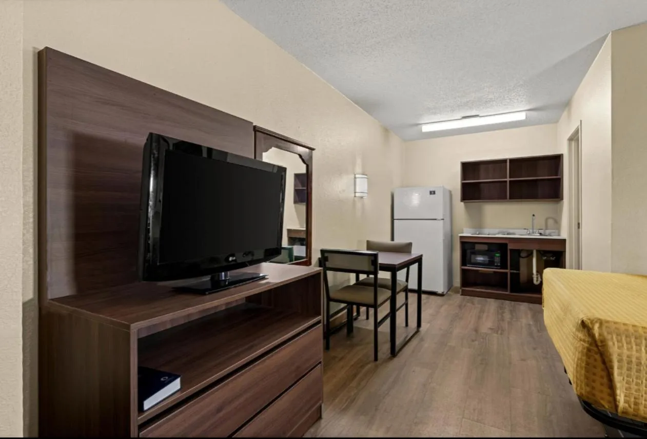 Communal lounge/ TV room in Suburban Studios Winston-Salem near Hanes Mall