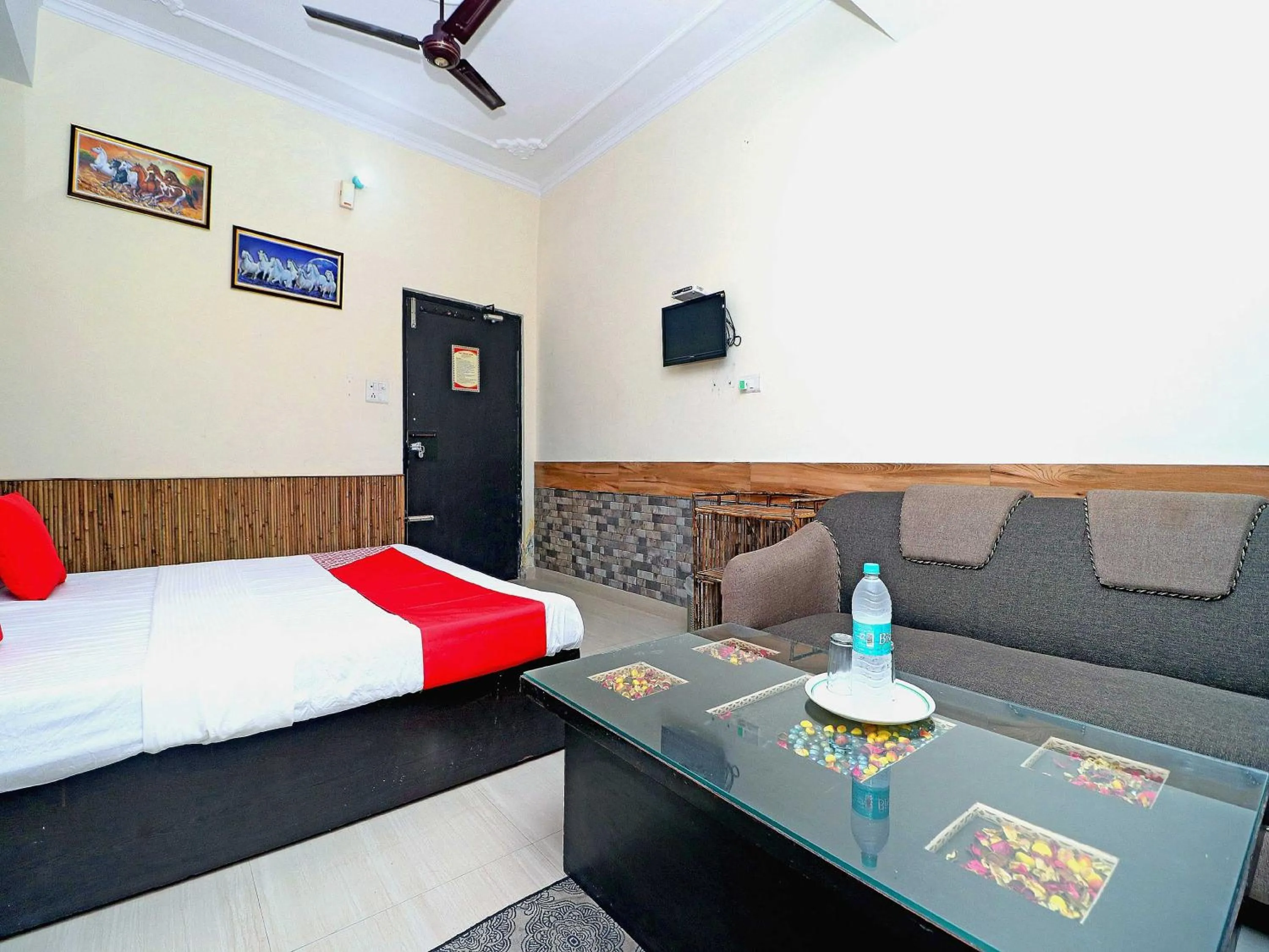 Bedroom, Bed in Hotel O Welcome Lounge