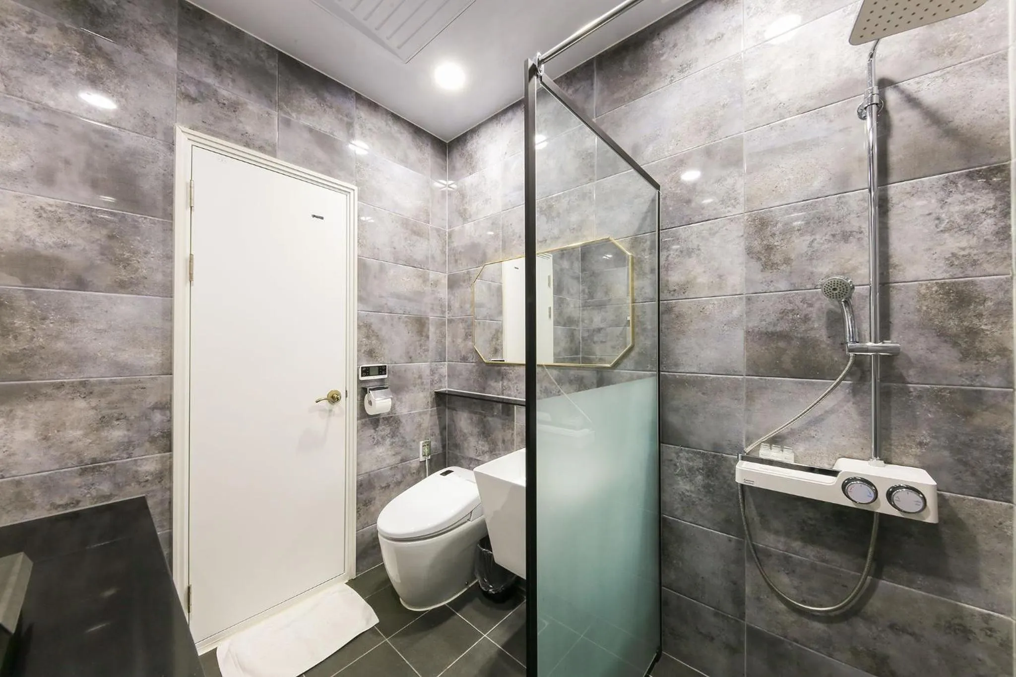 Shower in Merrymud Hotel