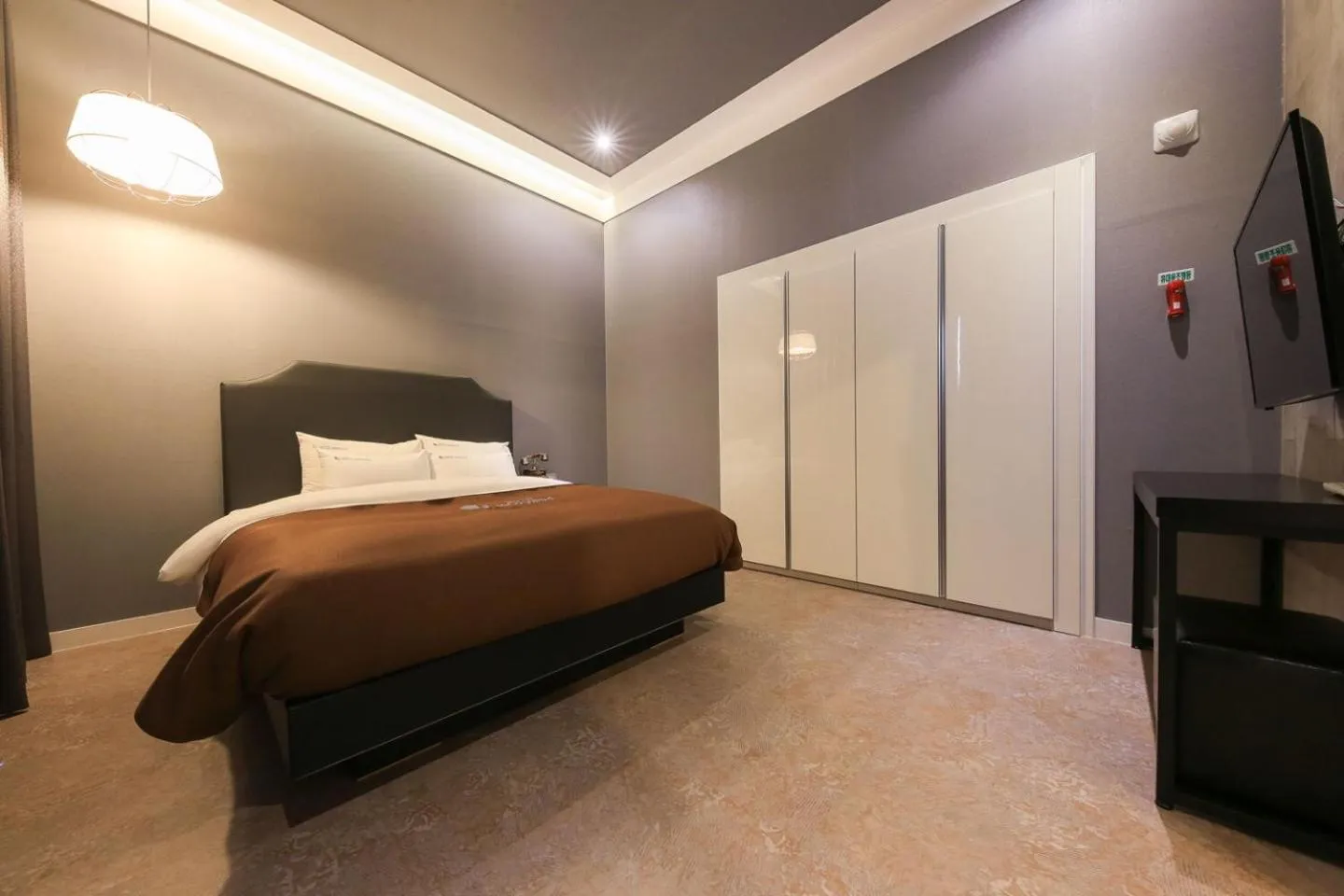 Bed in Merrymud Hotel