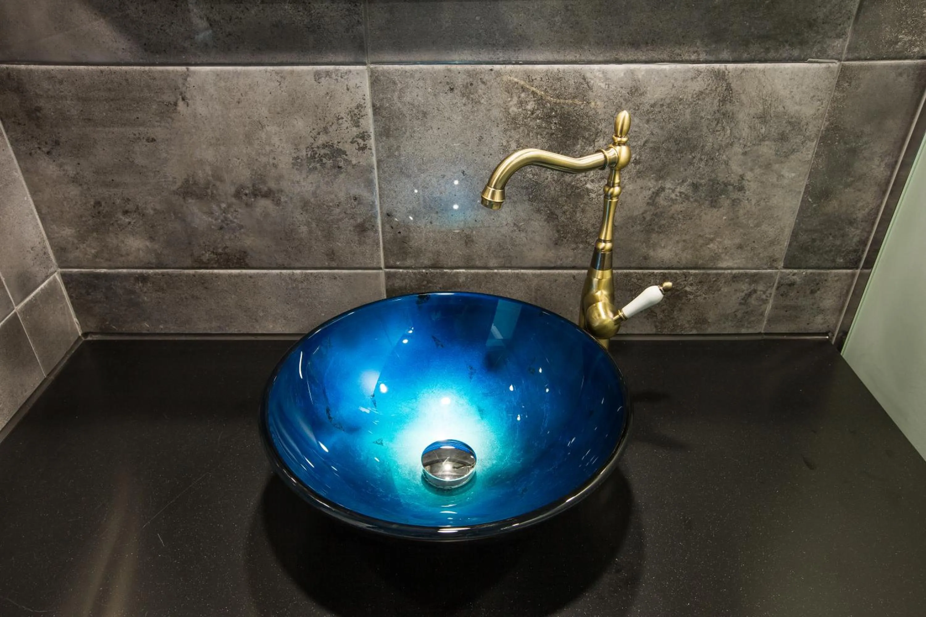 Shower in Merrymud Hotel