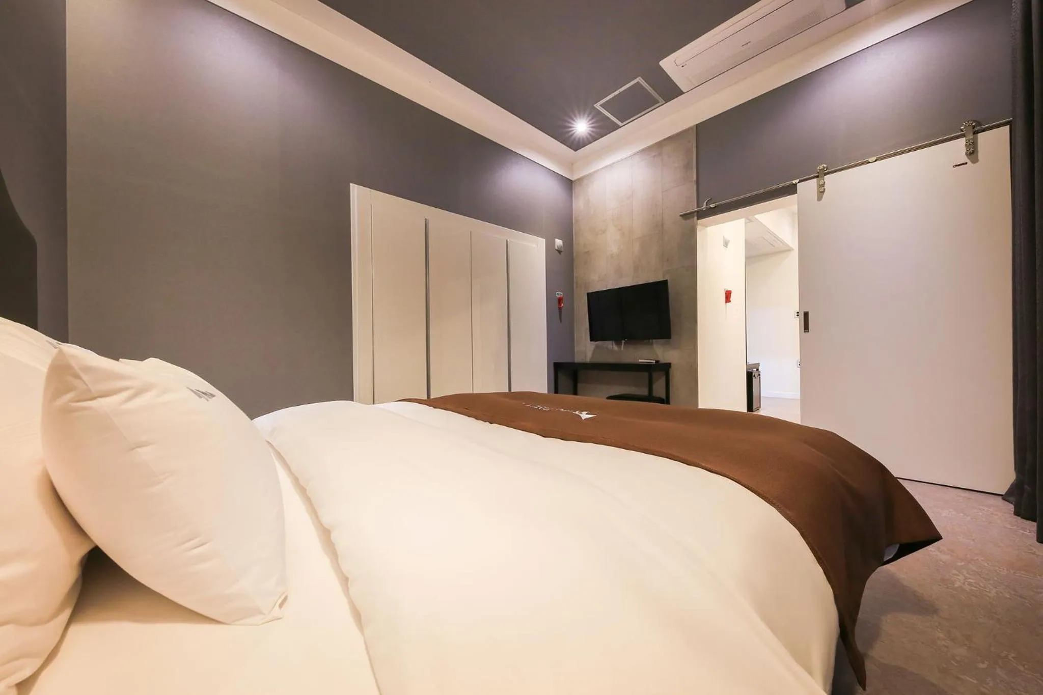 Bed in Merrymud Hotel