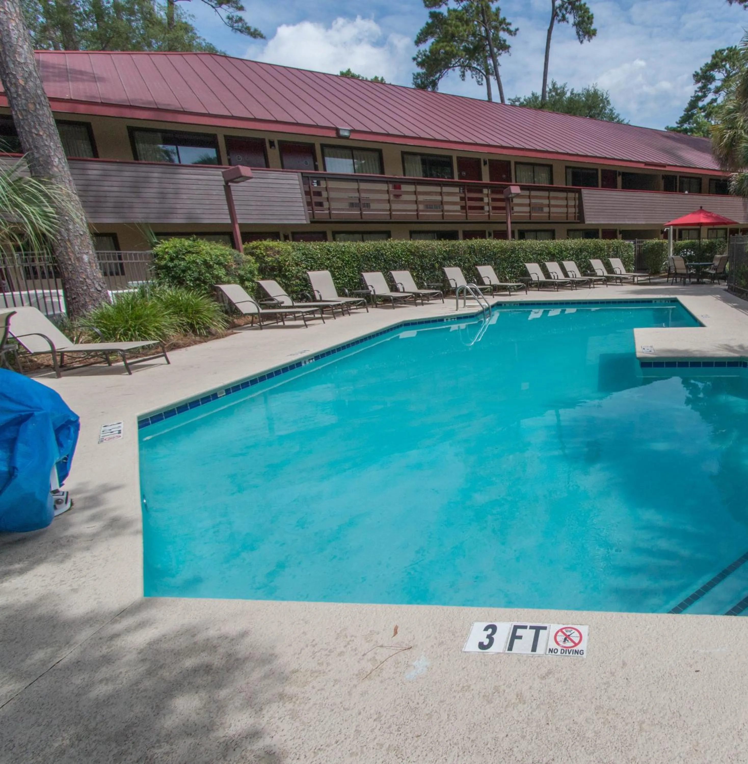 Swimming pool in Red Roof Inn Hilton Head Island