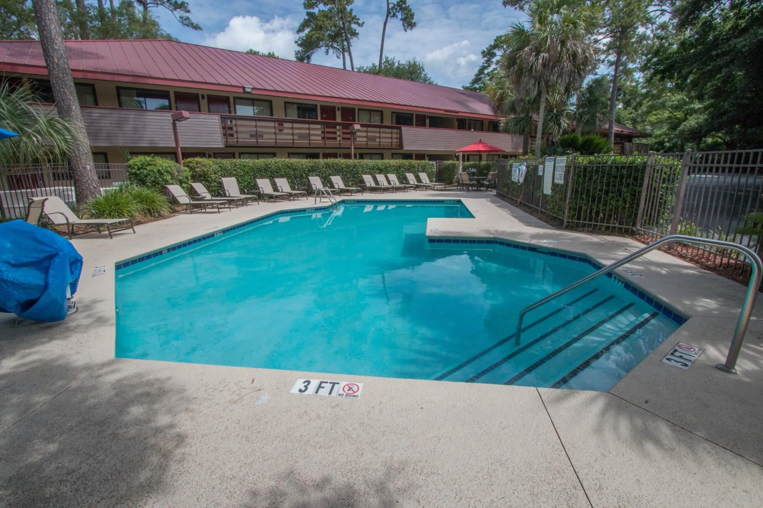 Swimming pool in Red Roof Inn Hilton Head Island