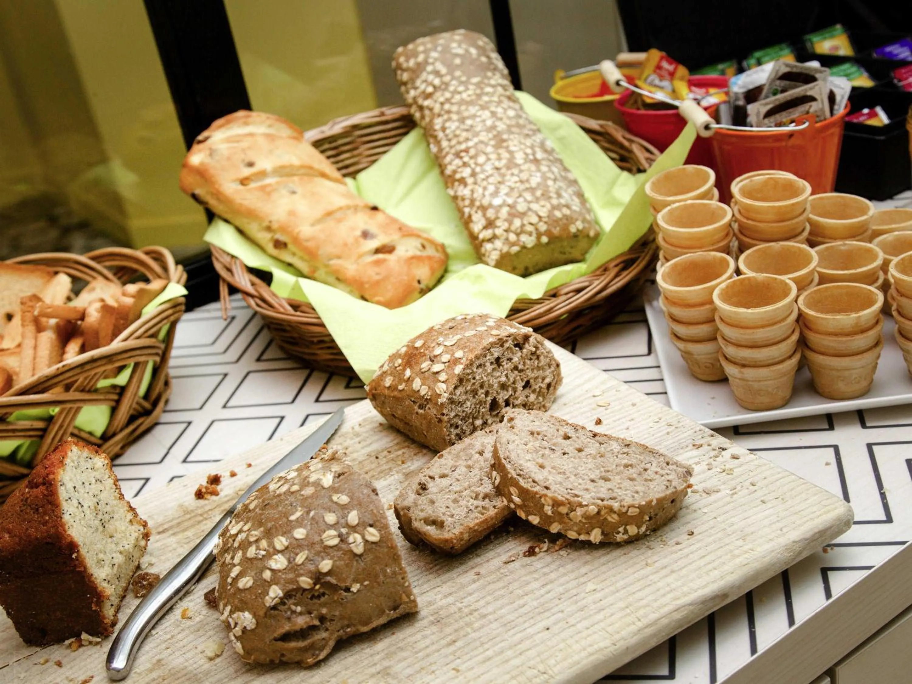 Breakfast in Hôtel ibis Styles Auxerre Nord