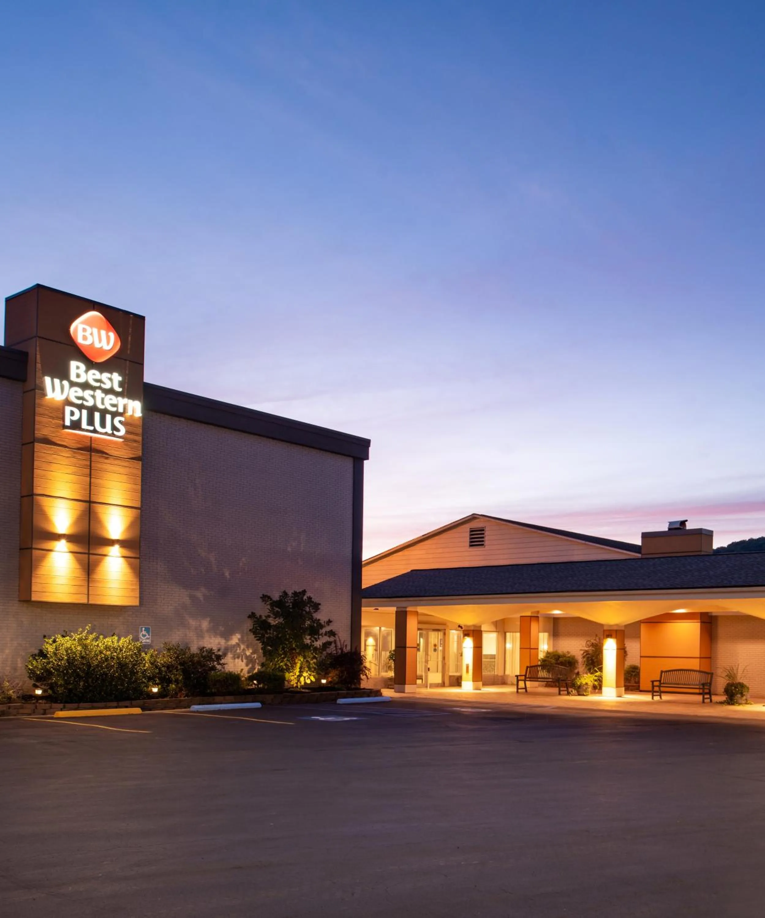 Property building in Best Western Plus Bradford Inn