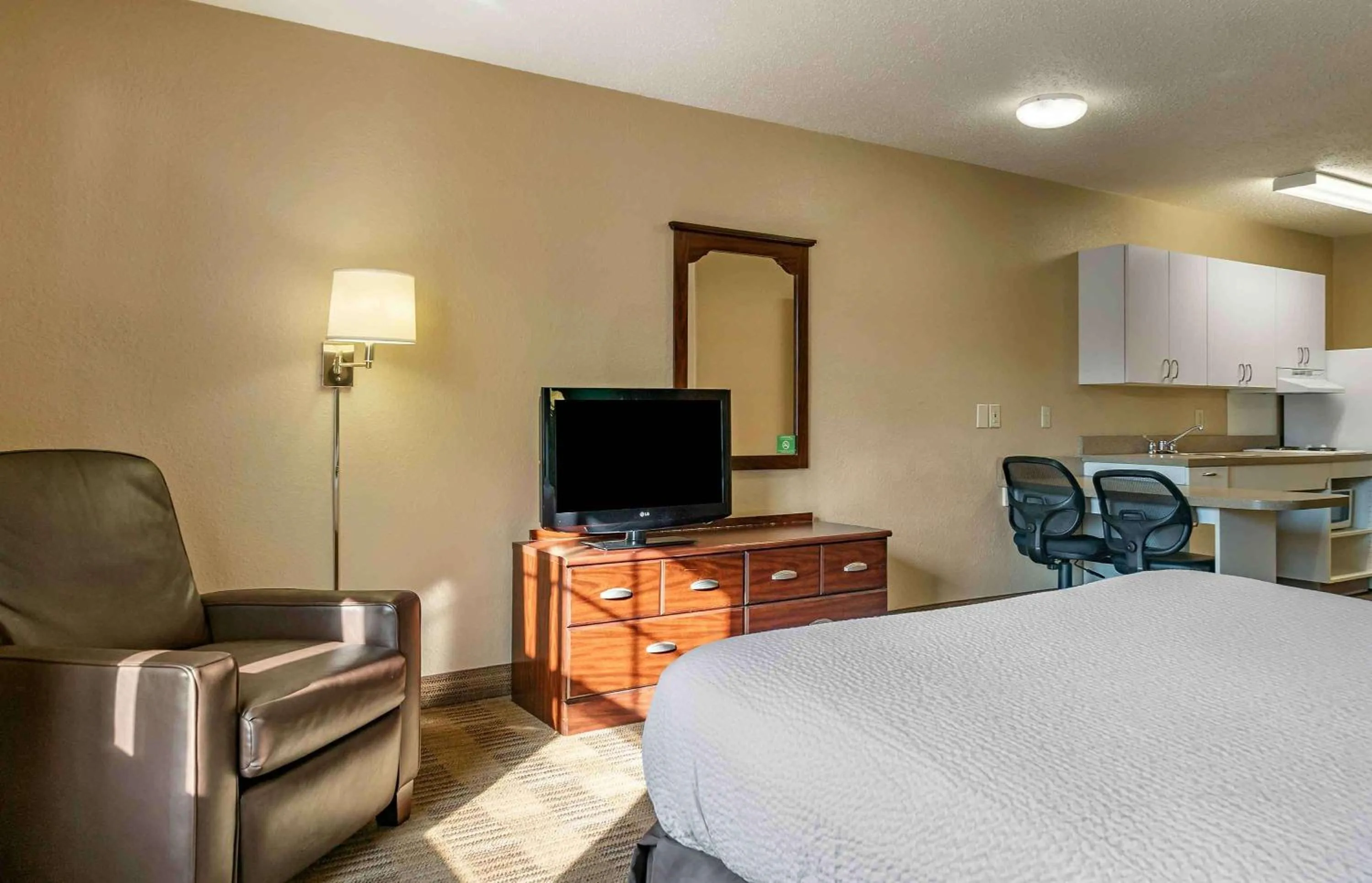 Bedroom, Bed in Extended Stay America Suites - Detroit - Ann Arbor - Briarwood Mall