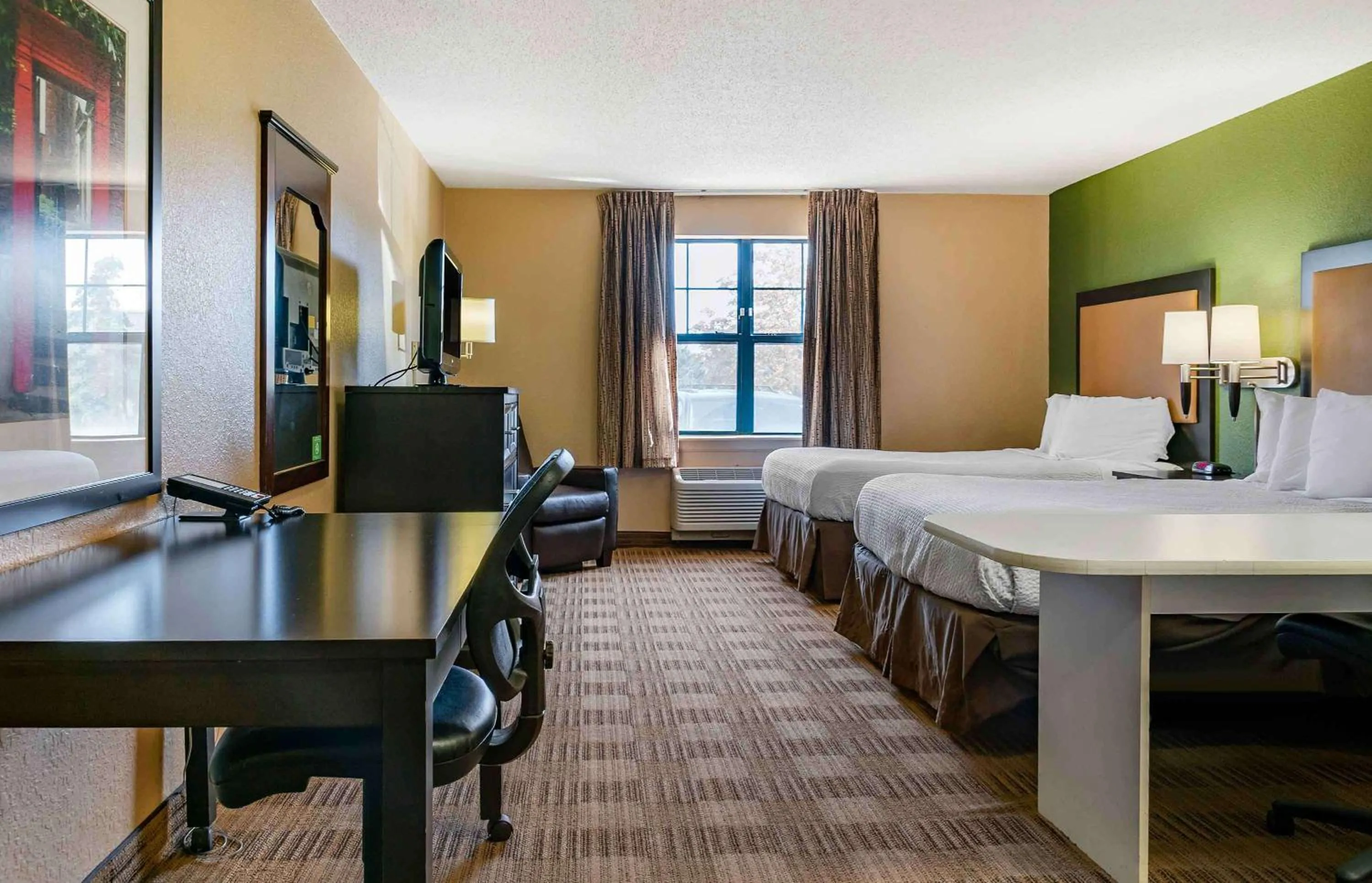Bedroom, Bed in Extended Stay America Suites - Detroit - Ann Arbor - Briarwood Mall