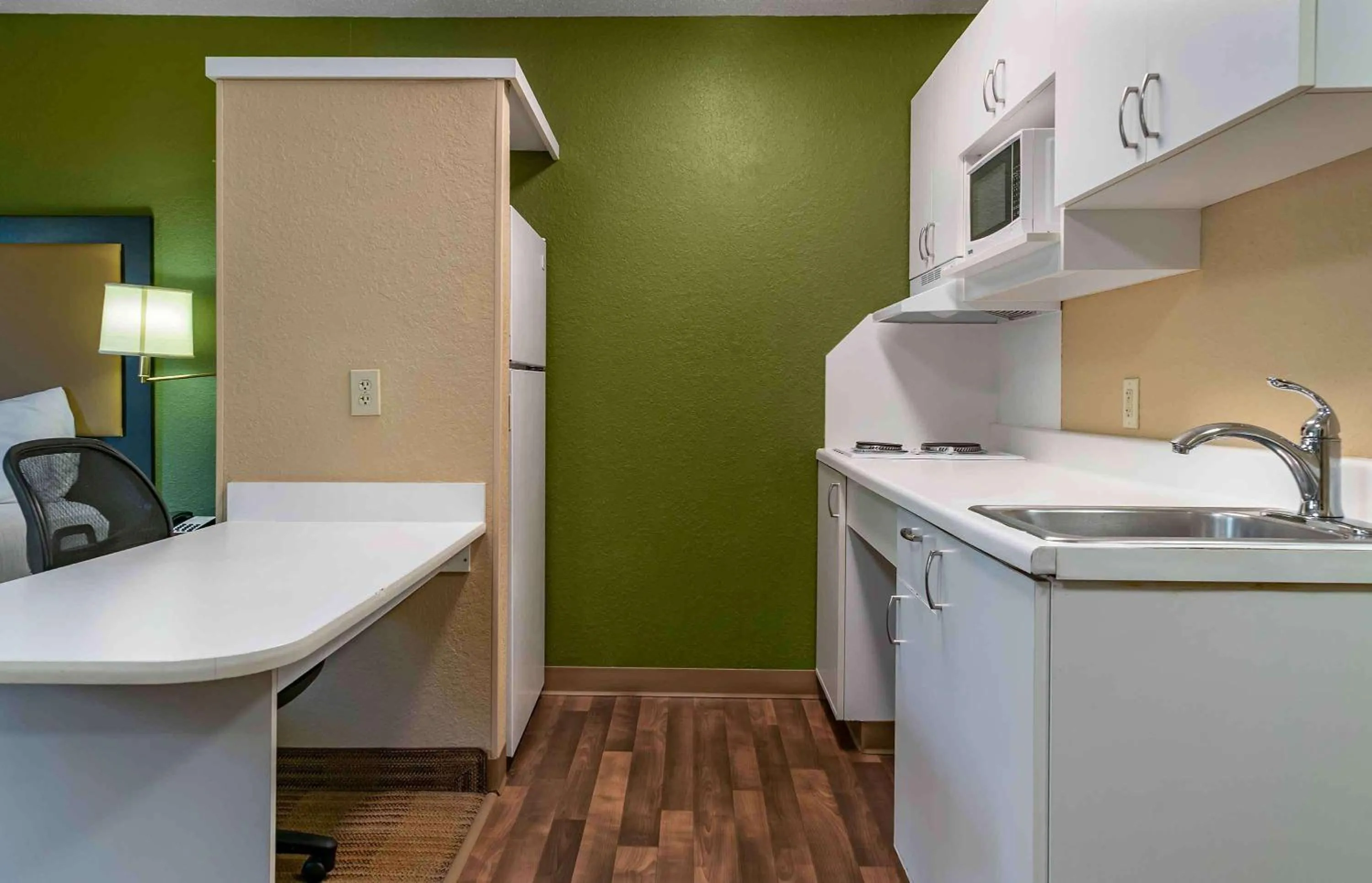 Kitchen or kitchenette in Extended Stay America Suites - Detroit - Ann Arbor - Briarwood Mall