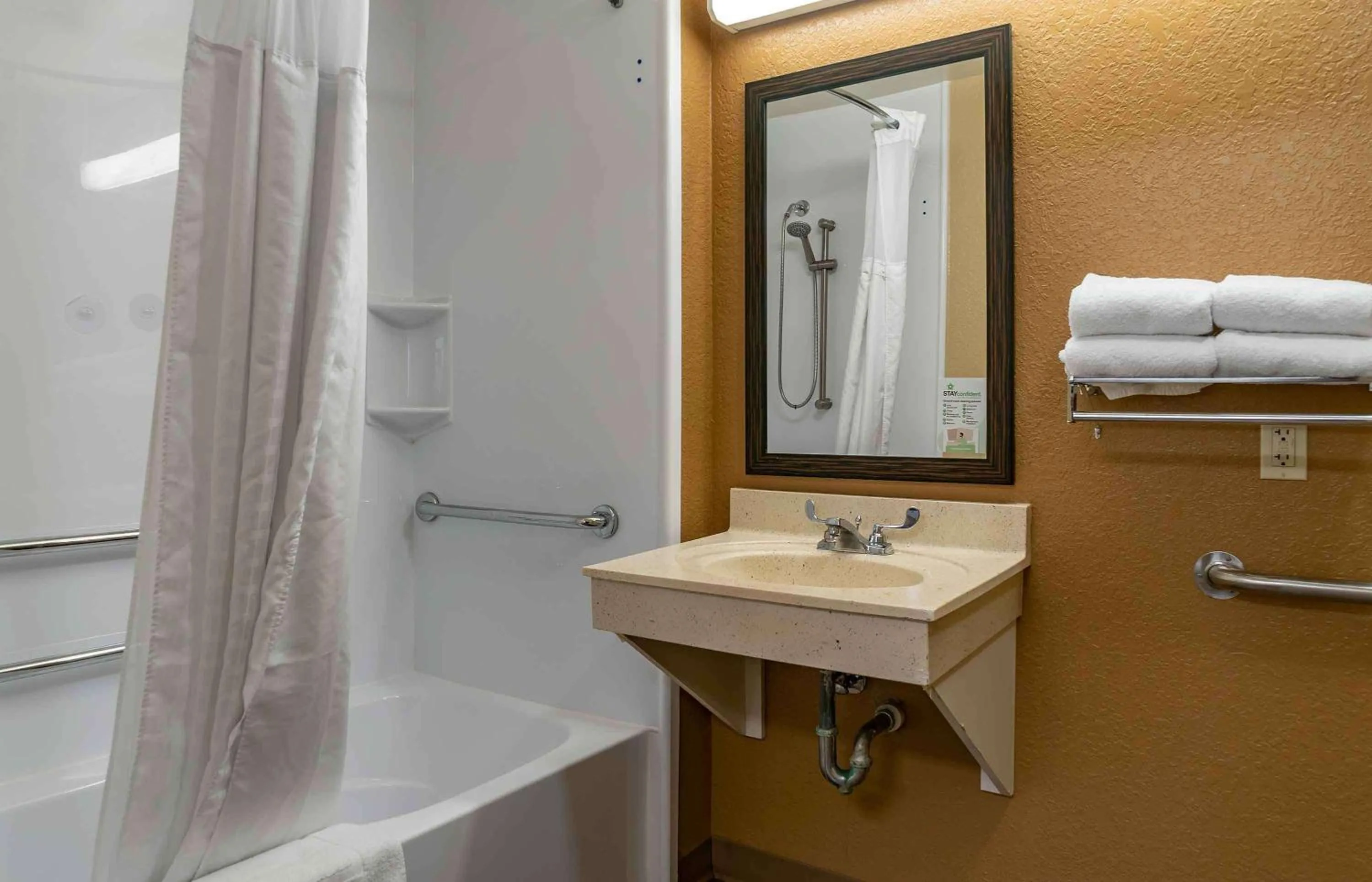 Bathroom in Extended Stay America Suites - Detroit - Ann Arbor - Briarwood Mall