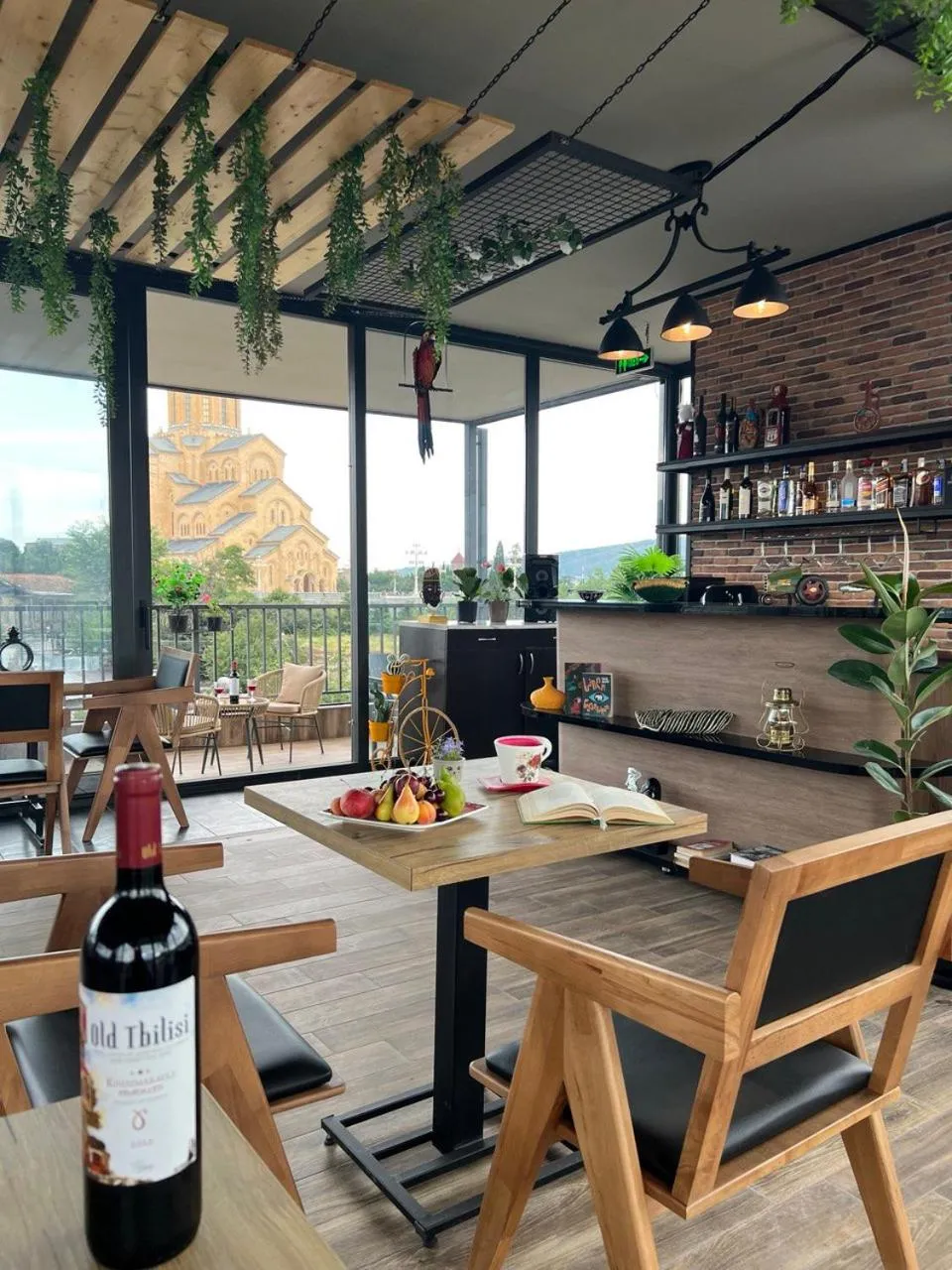 Restaurant/places to eat in Hotel Livin