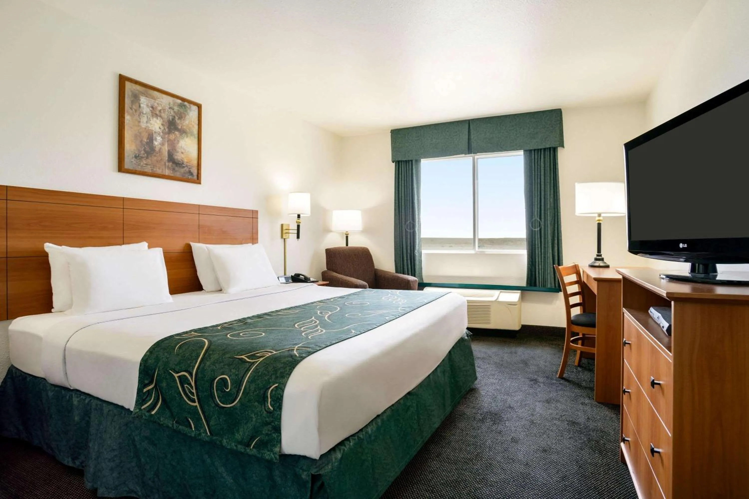 Photo of the whole room, Bed in Travelodge by Wyndham Bill WY Thunder Basin Ntl Grassland