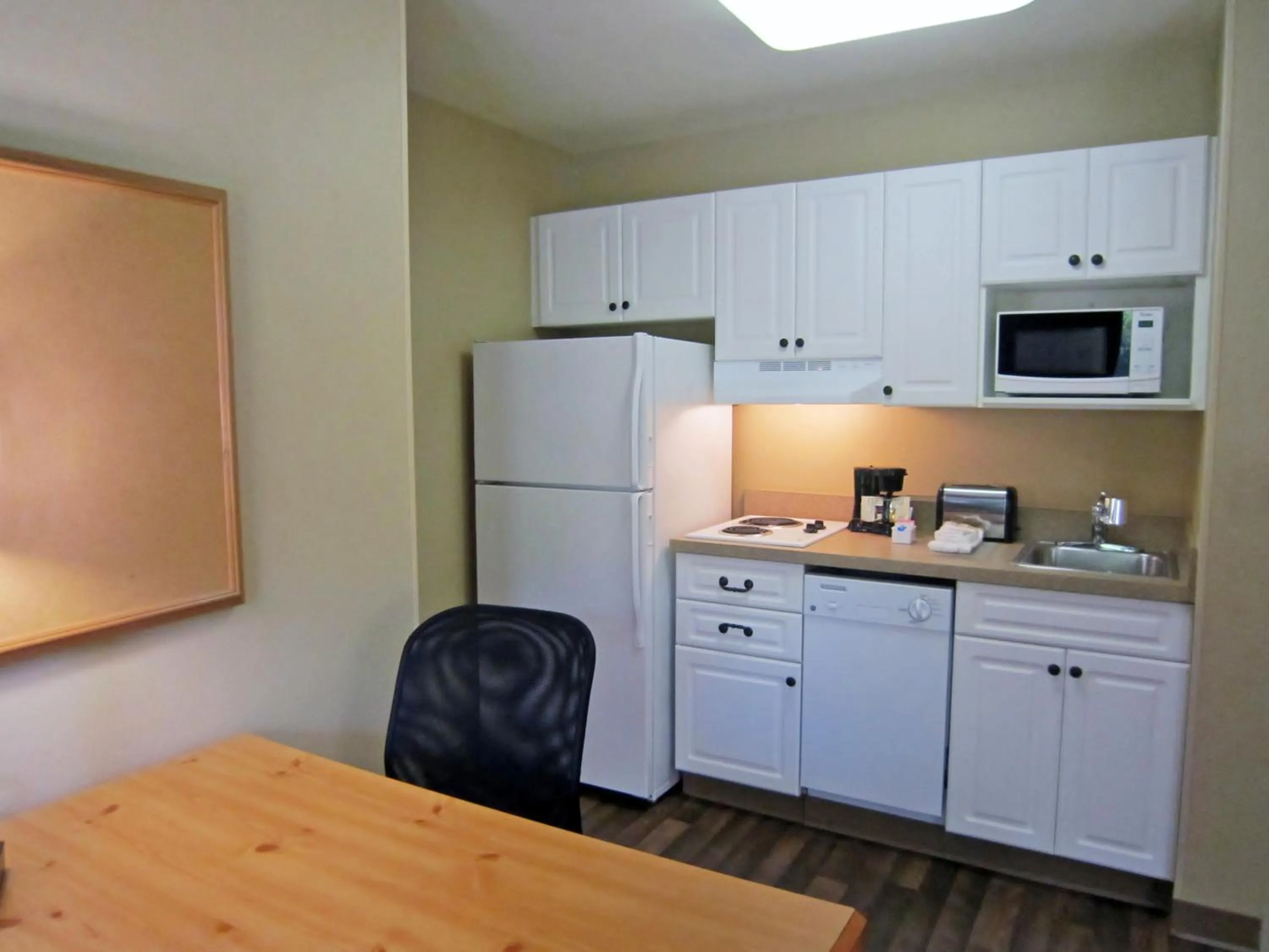 Kitchen or kitchenette in Extended Stay America Suites - Pleasanton - Chabot Dr