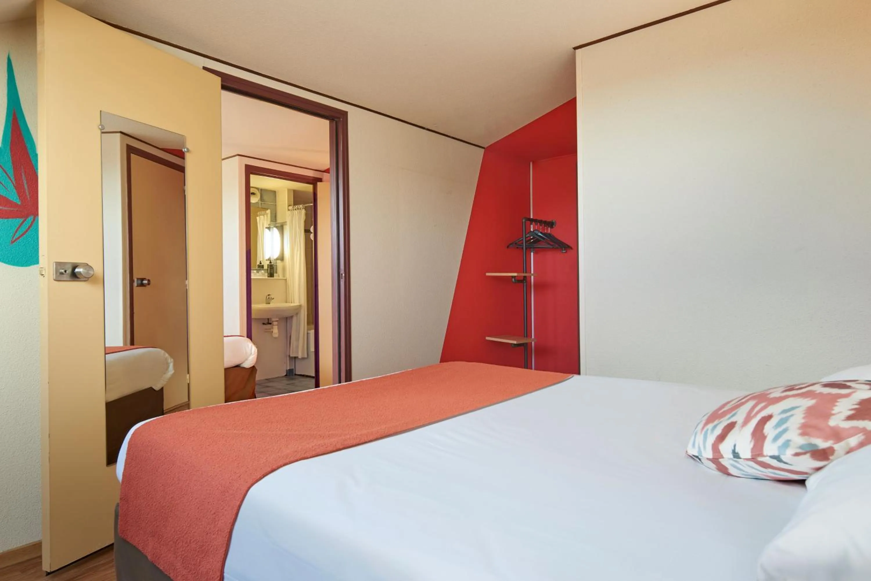 Photo of the whole room, Bed in The Originals City, Hôtel A Pic, Cherbourg