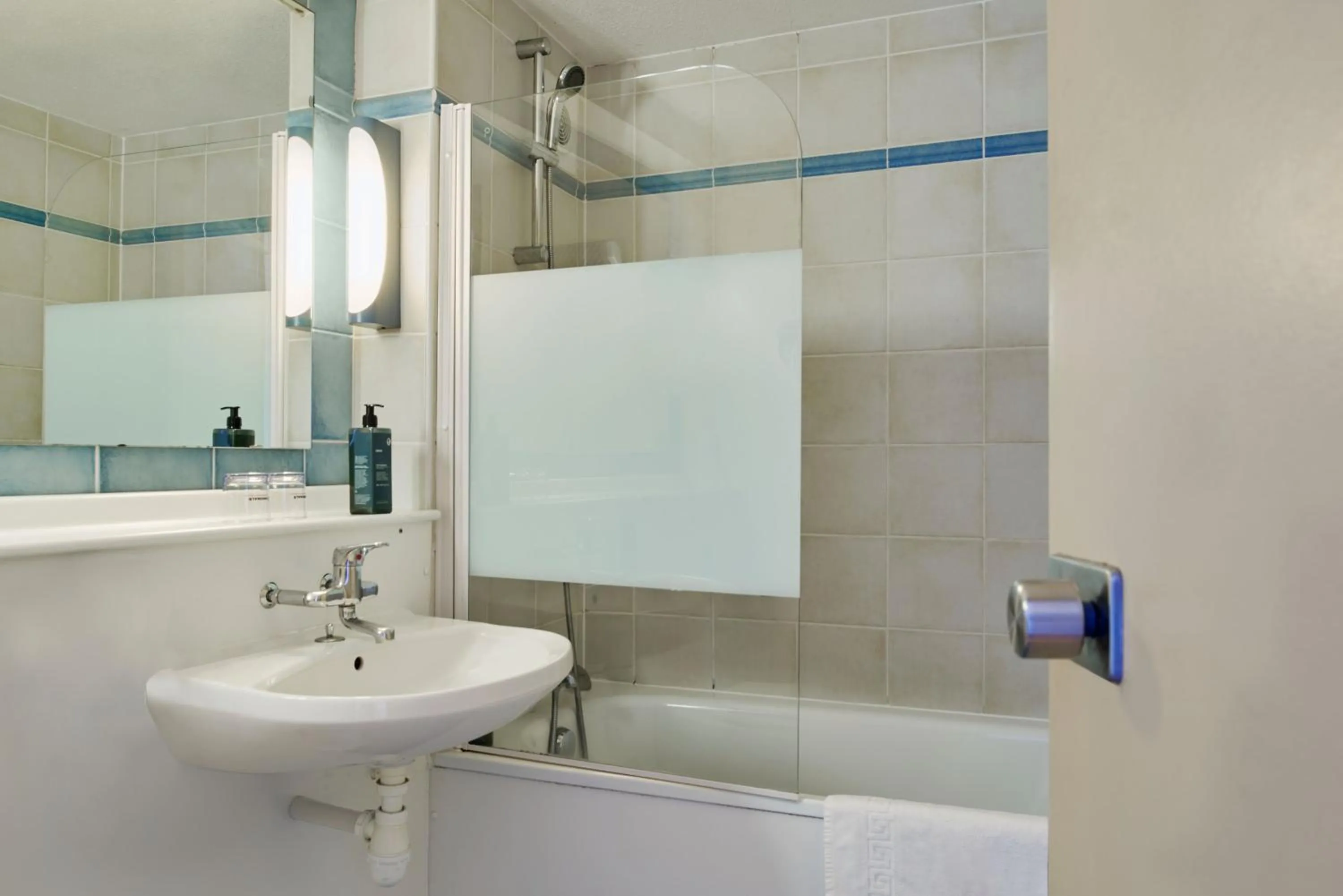 Bath in The Originals City, Hôtel A Pic, Cherbourg