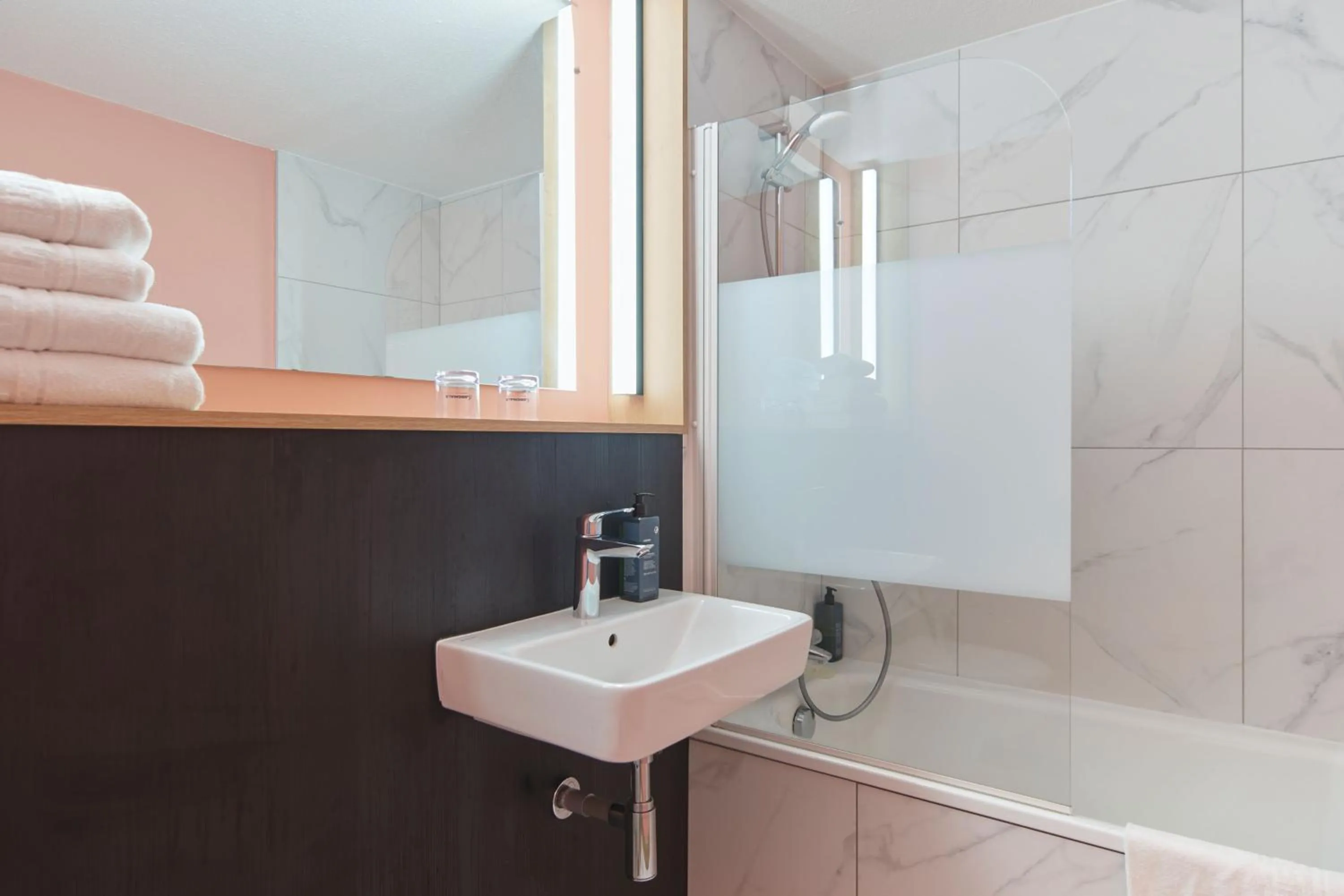 Bath in The Originals City, Hôtel A Pic, Cherbourg