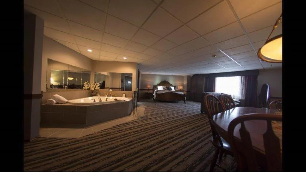 Photo of the whole room, Bed in Colonial Hotel