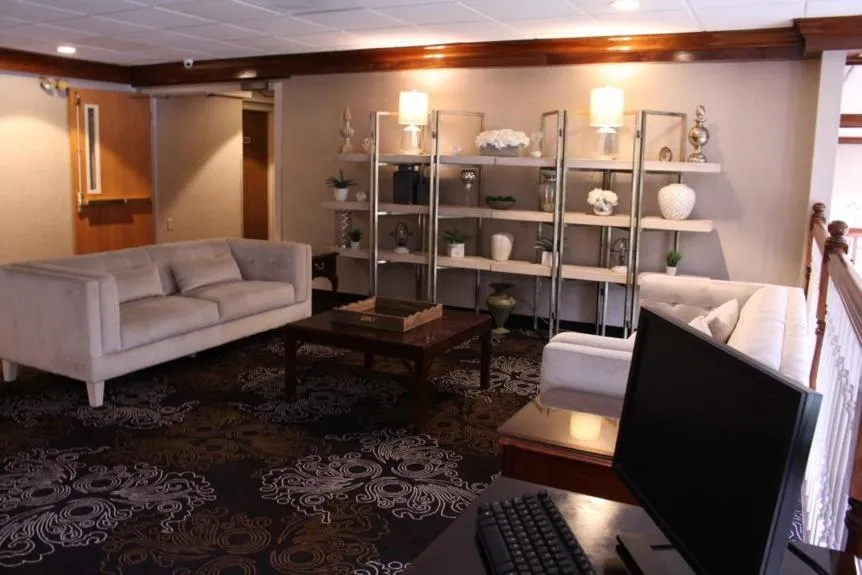 Seating area in Colonial Hotel