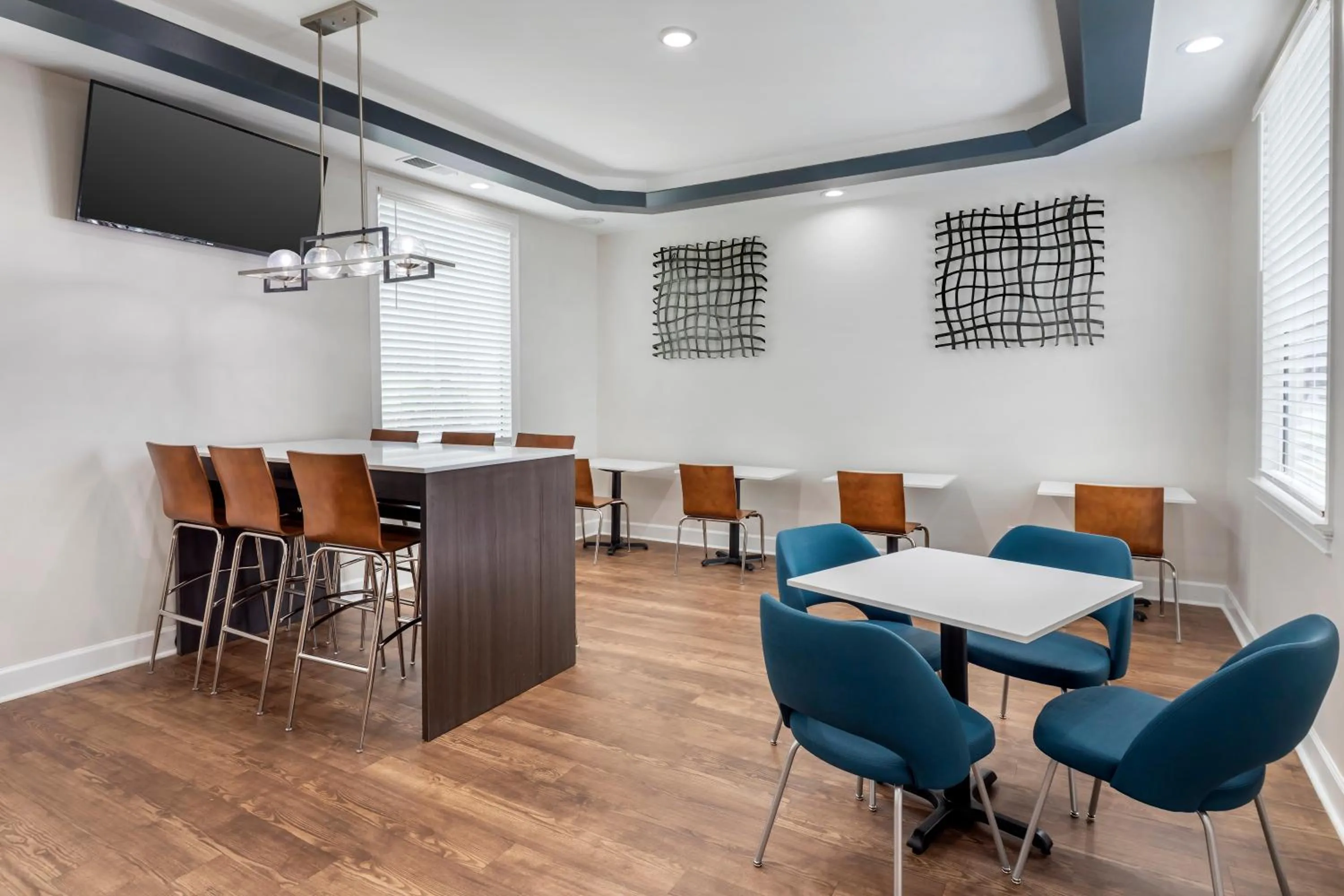 Dining area in Clarion Pointe Morrow - Atlanta South