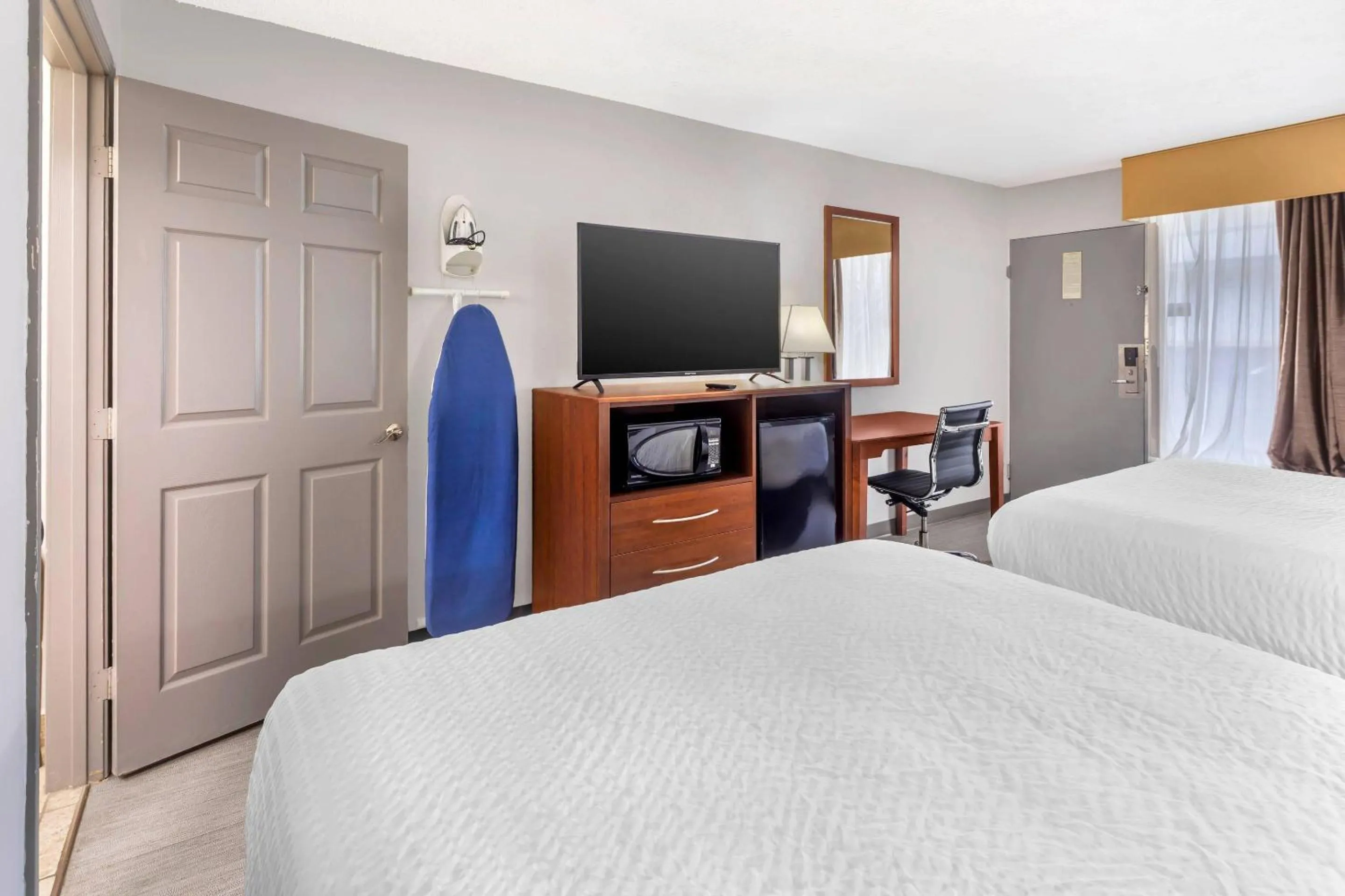 Bedroom, Bed in Clarion Pointe Morrow - Atlanta South