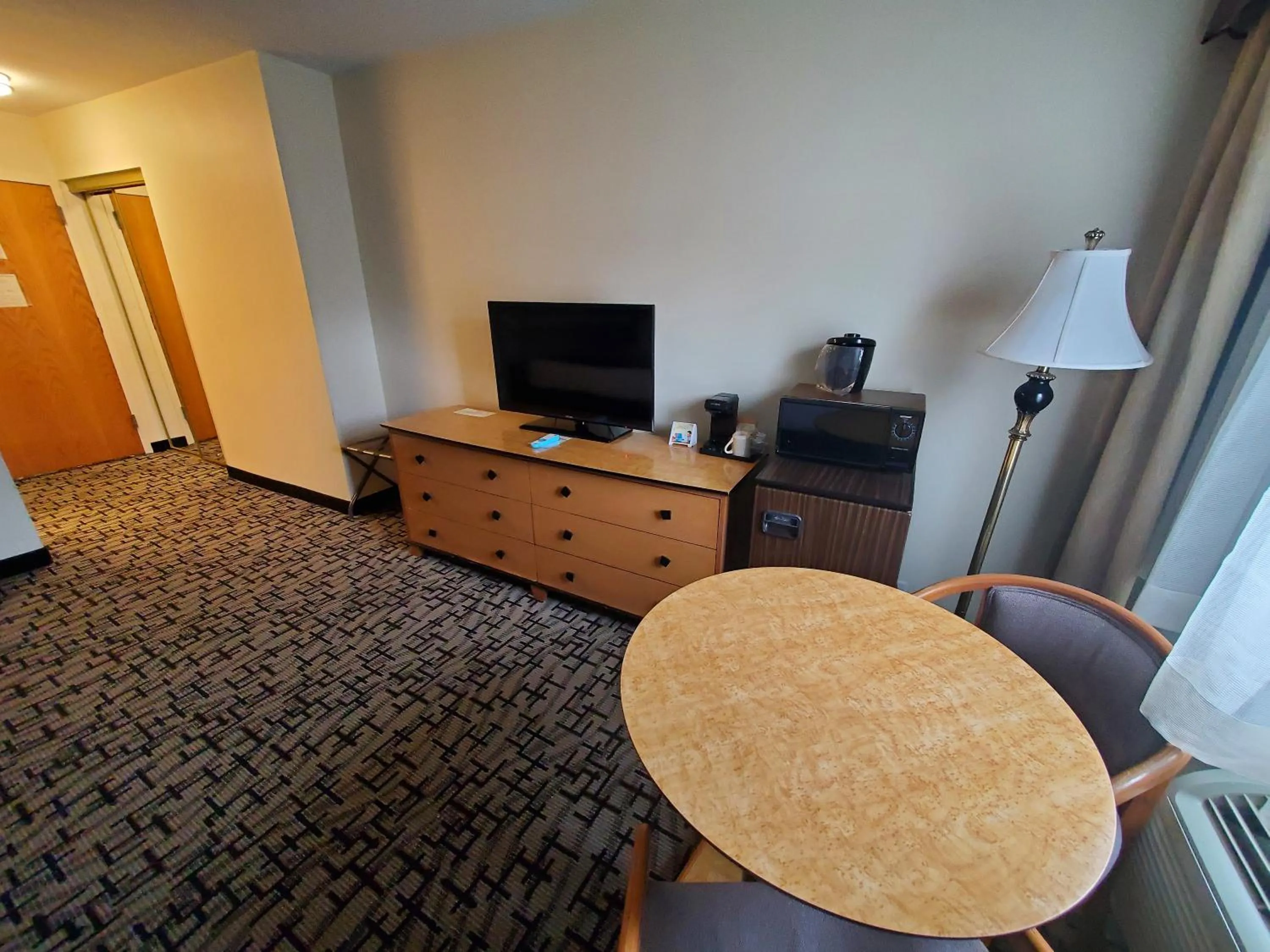 Living room, TV/Entertainment Center in Groton Inn & Suites
