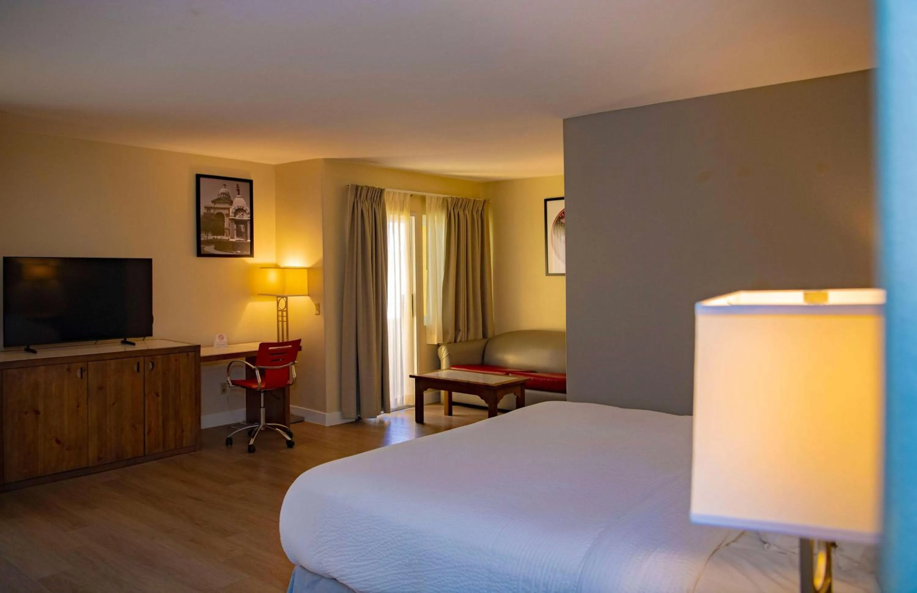 Photo of the whole room, Bed in Ramada Plaza by Wyndham Garden Grove/Anaheim South