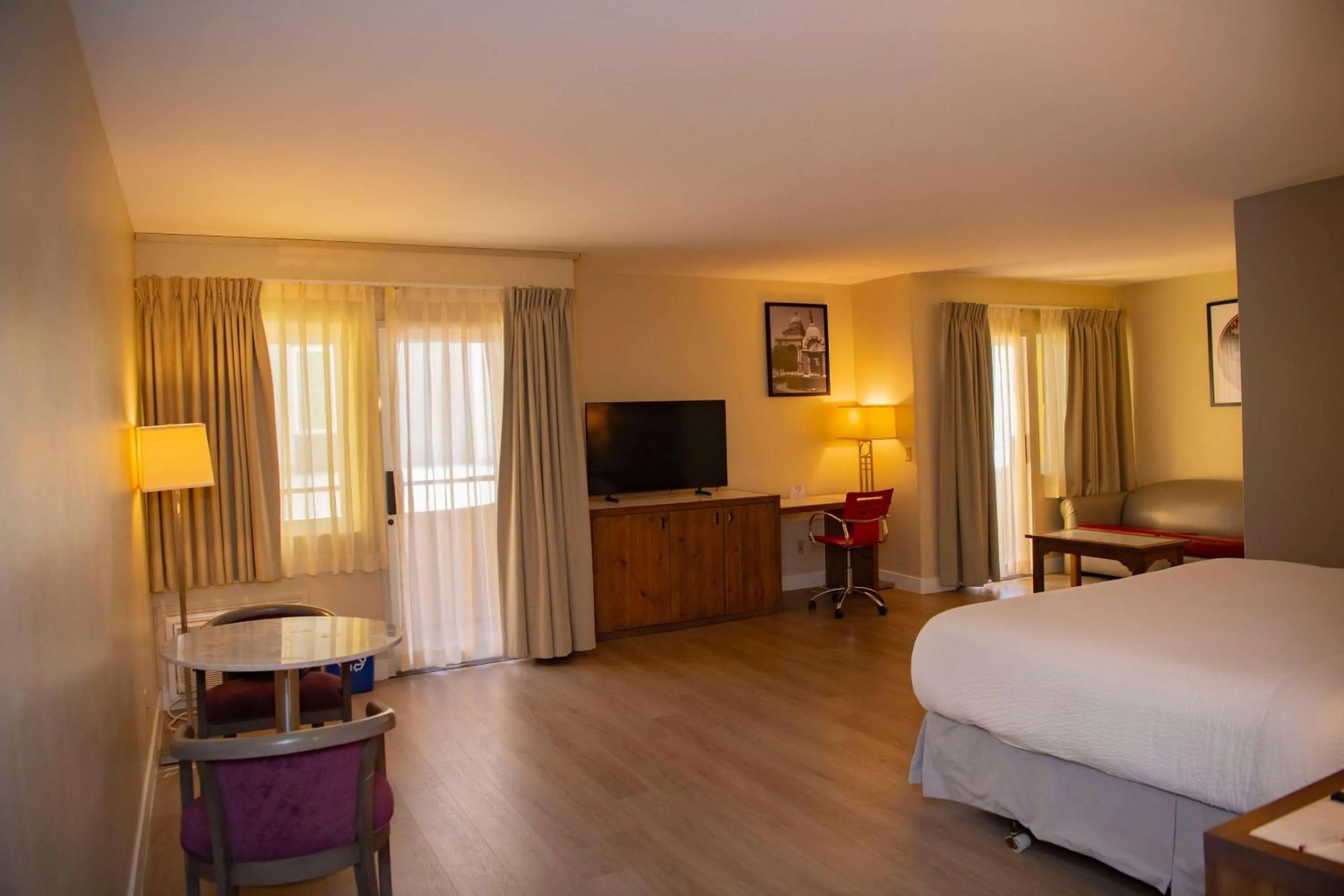 Photo of the whole room, Bed in Ramada Plaza by Wyndham Garden Grove/Anaheim South