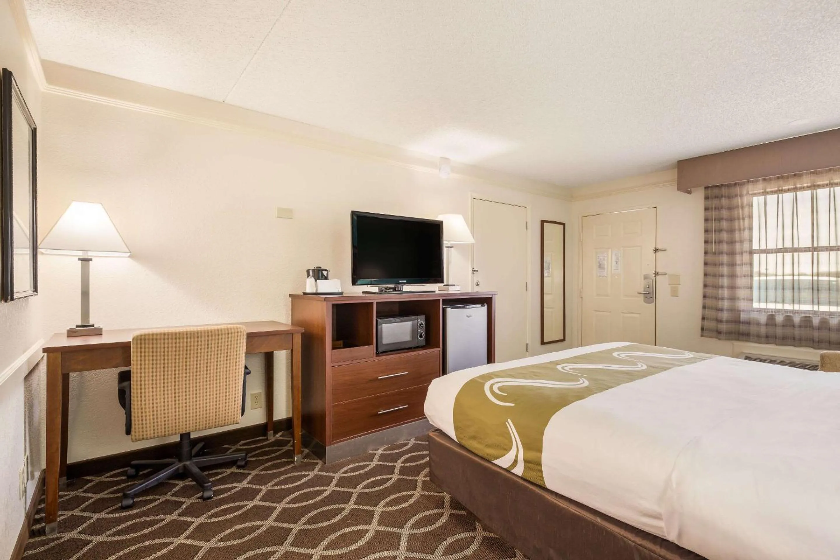Photo of the whole room, Bed in Quality Inn Tulsa Central