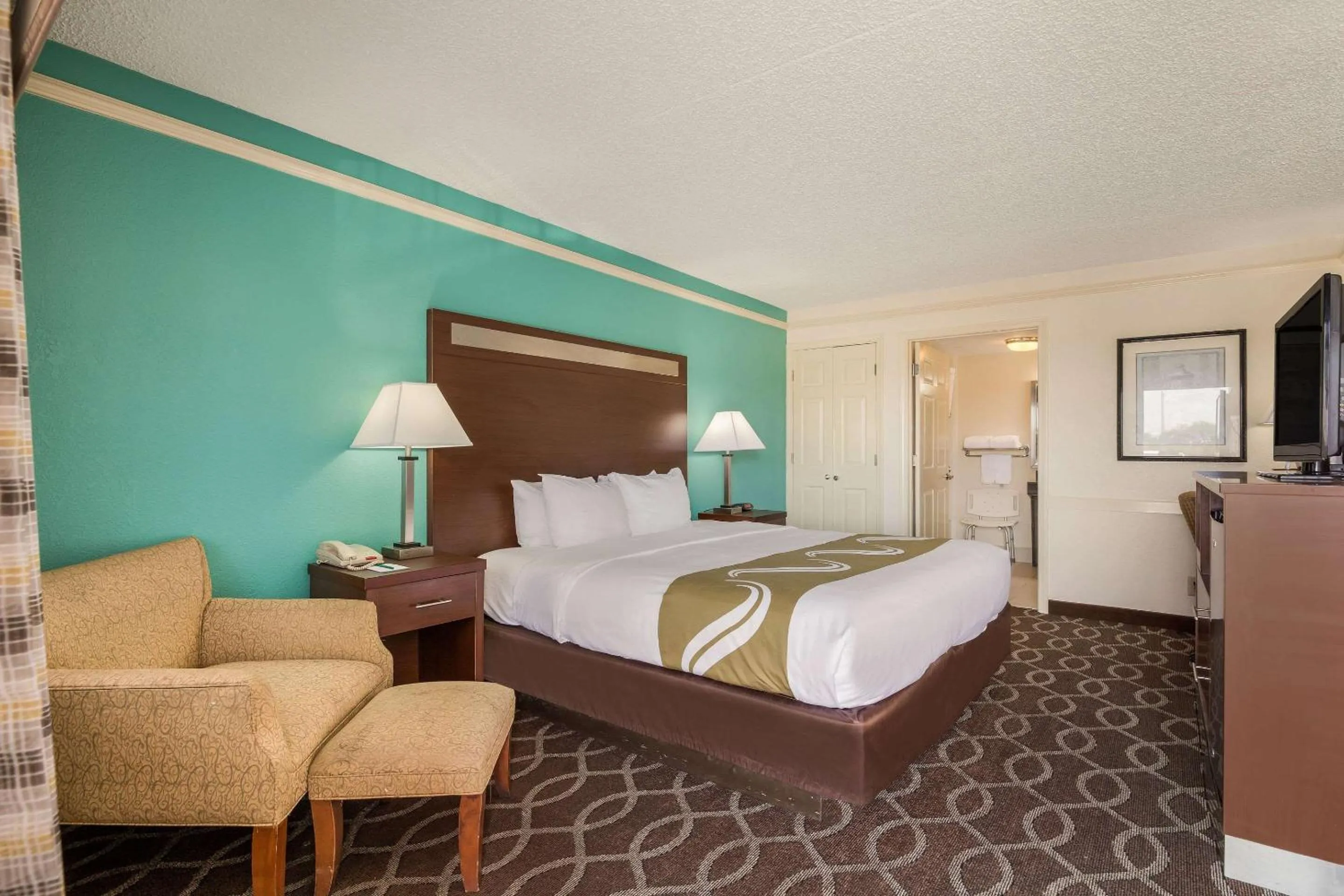 Photo of the whole room, Bed in Quality Inn Tulsa Central
