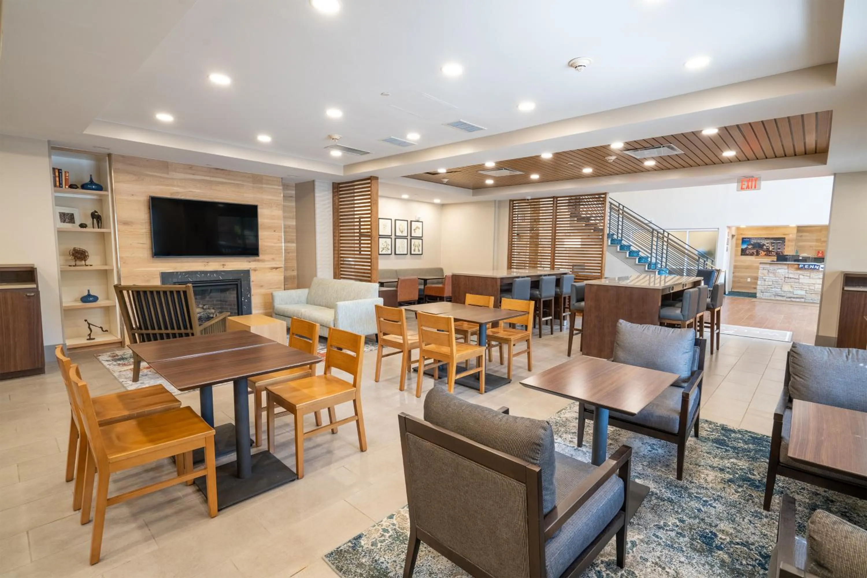 Communal lounge/ TV room in Country Inn & Suites by Radisson, State College Penn State Area , PA