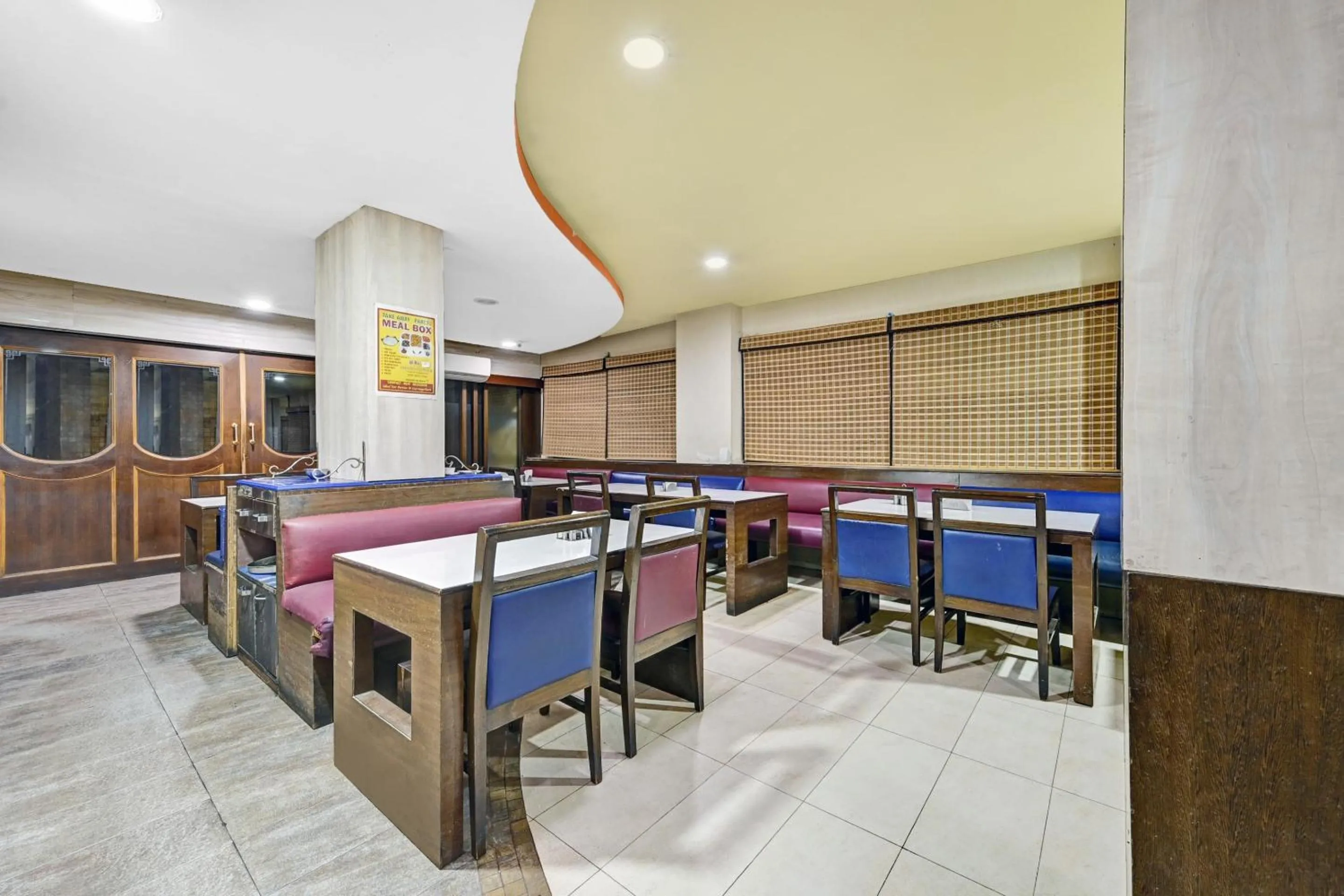 Restaurant/places to eat in Townhouse OAK Hotel Belsons Taj Mahal