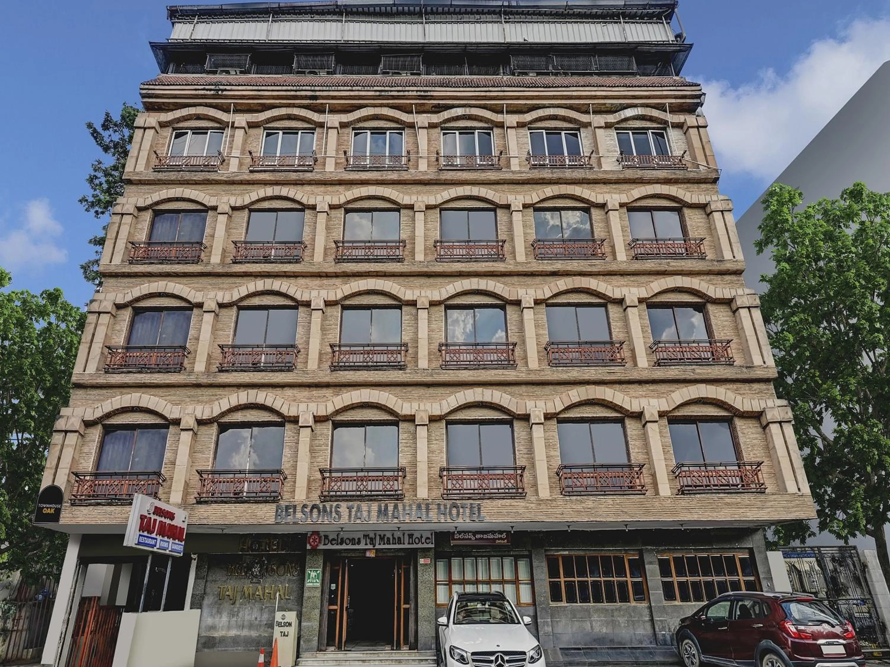 Facade/entrance in Townhouse OAK Hotel Belsons Taj Mahal