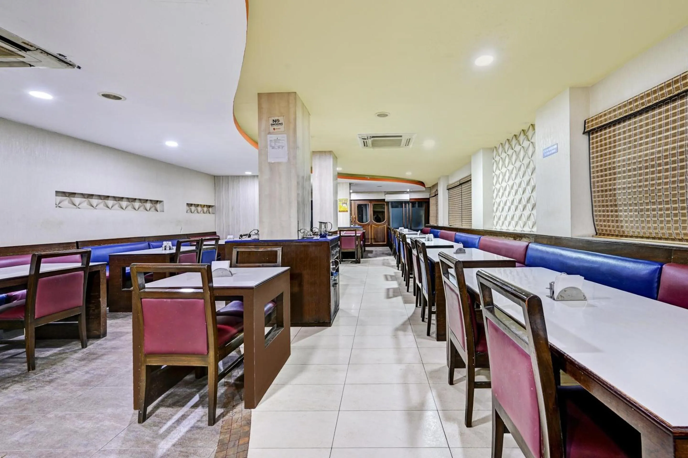 Restaurant/places to eat in Townhouse OAK Hotel Belsons Taj Mahal