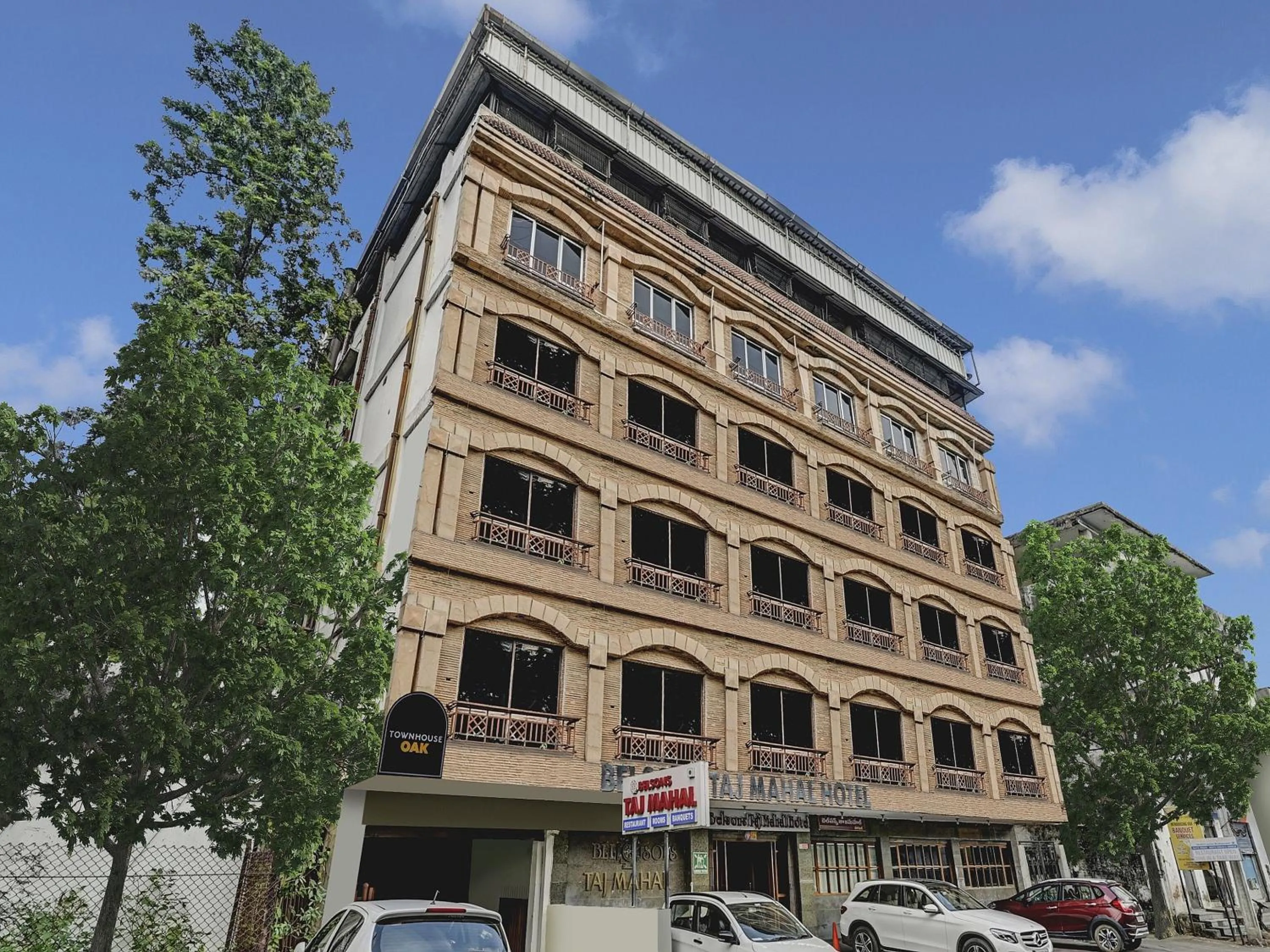 Facade/entrance in Townhouse OAK Hotel Belsons Taj Mahal