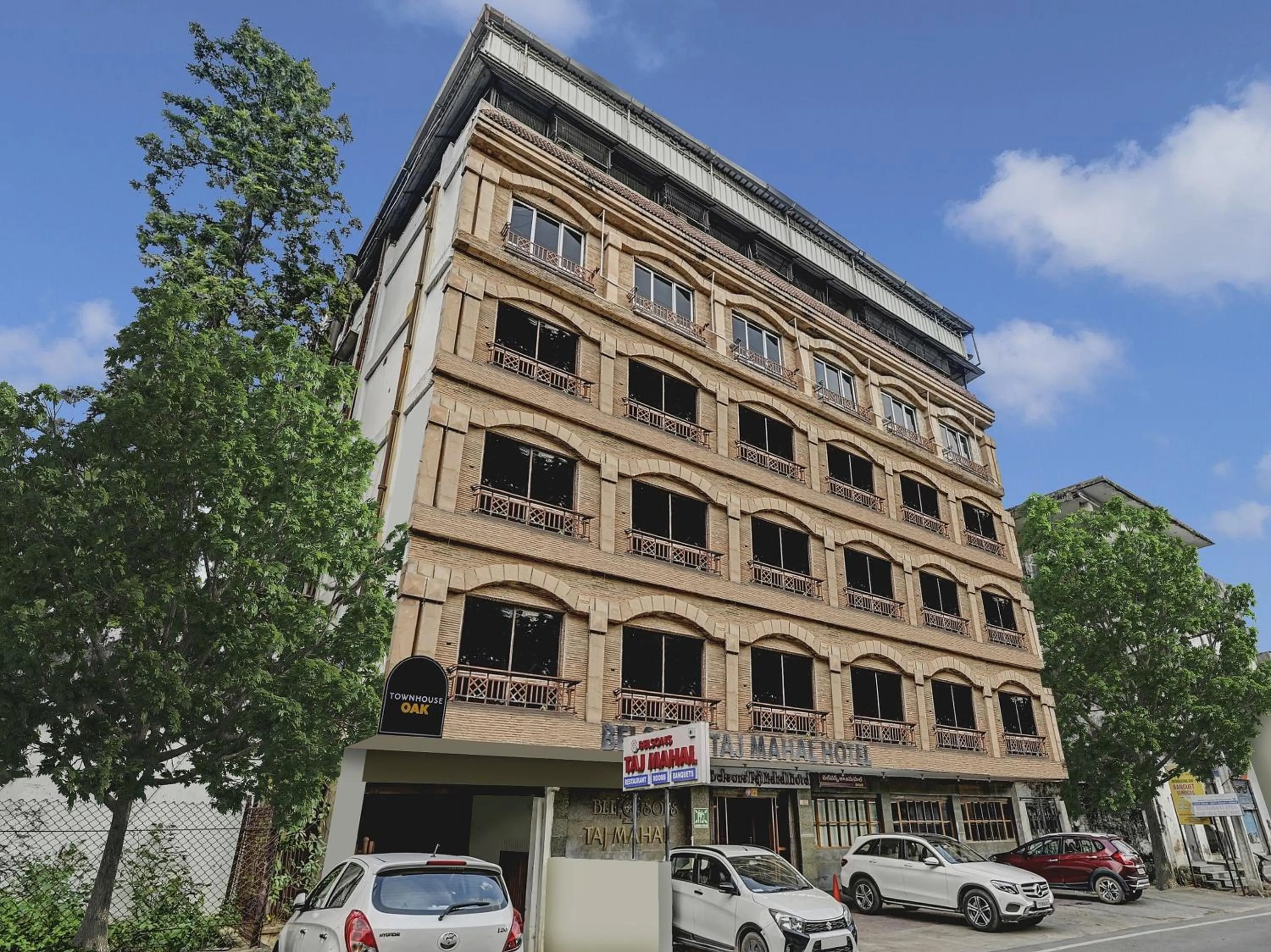 Facade/entrance in Townhouse OAK Hotel Belsons Taj Mahal