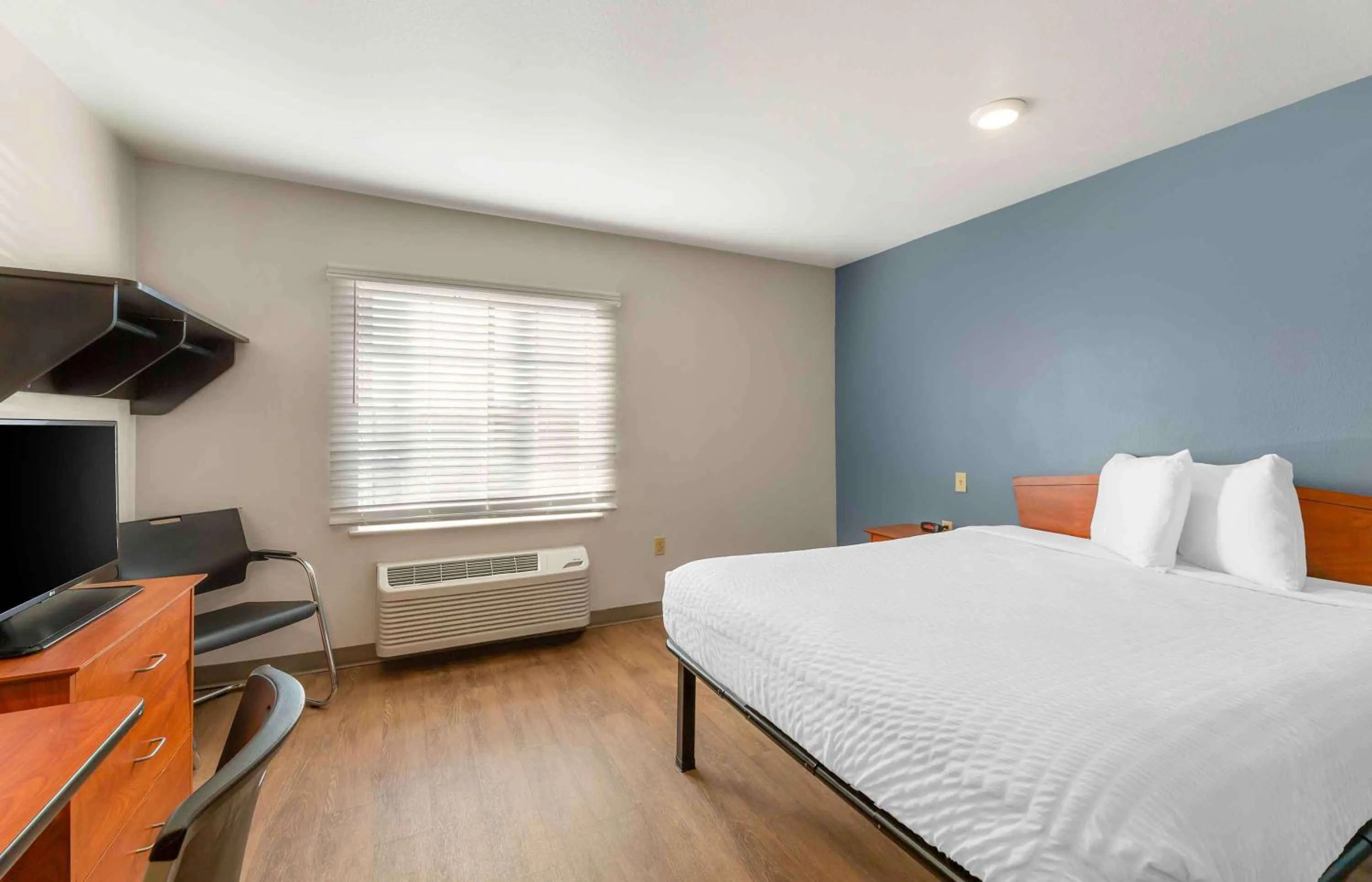 Bedroom, Bed in Extended Stay America Select Suites - Cleveland - Avon