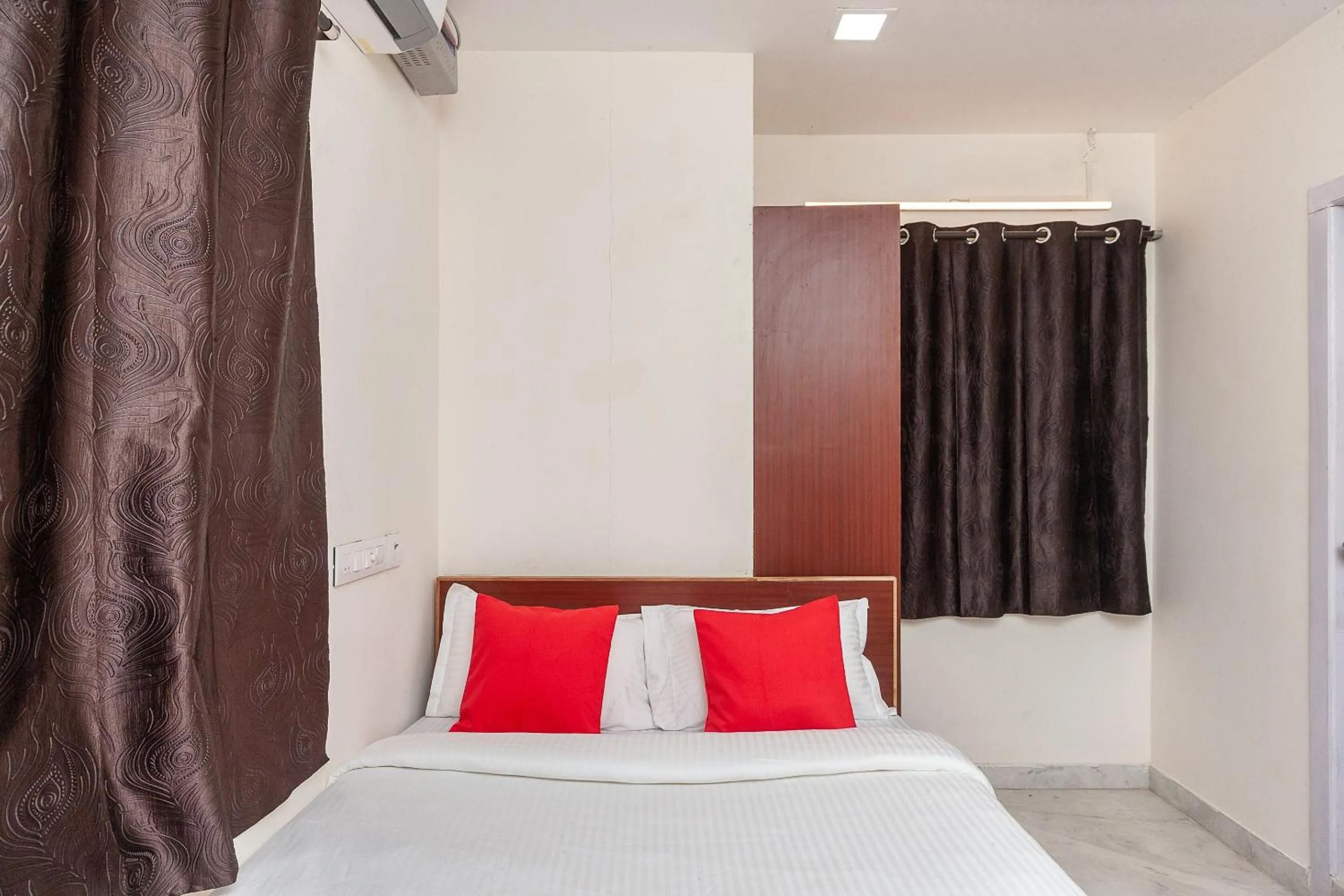 Bedroom, Bed in Super Hotel O Le Mint OMR