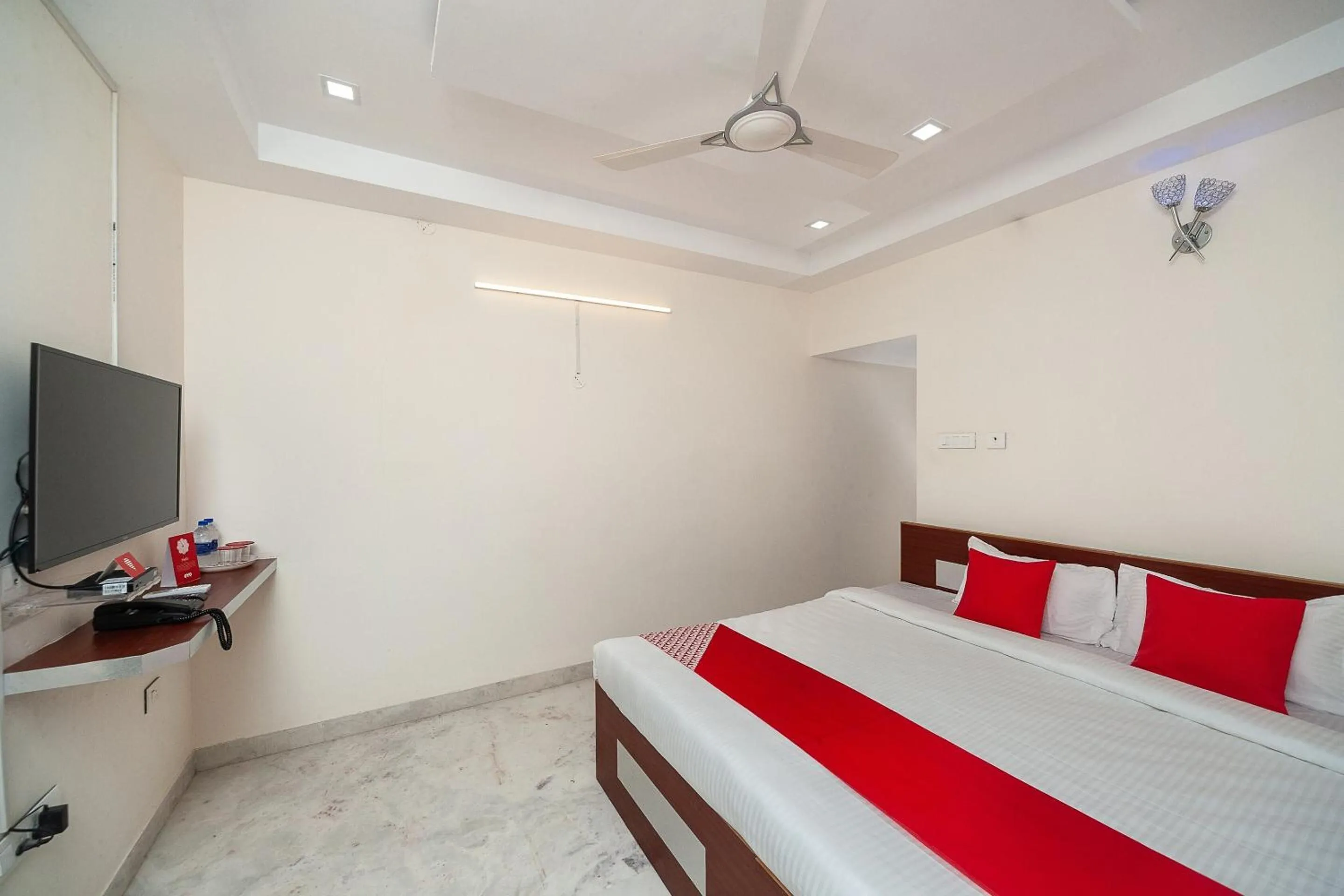 Bedroom, Bed in Hotel O Le Mint OMR