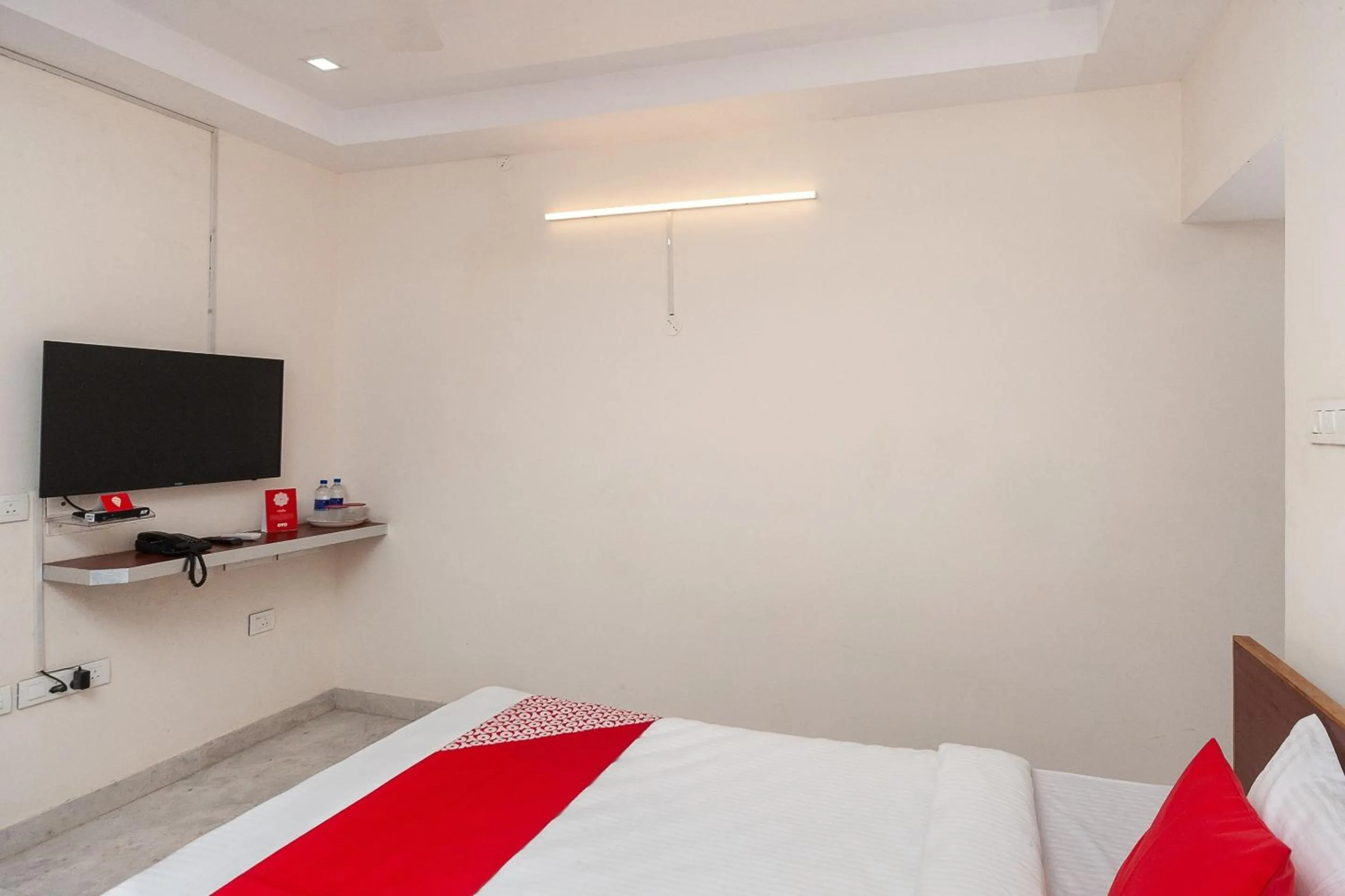 Bedroom, Bed in Hotel O Le Mint OMR