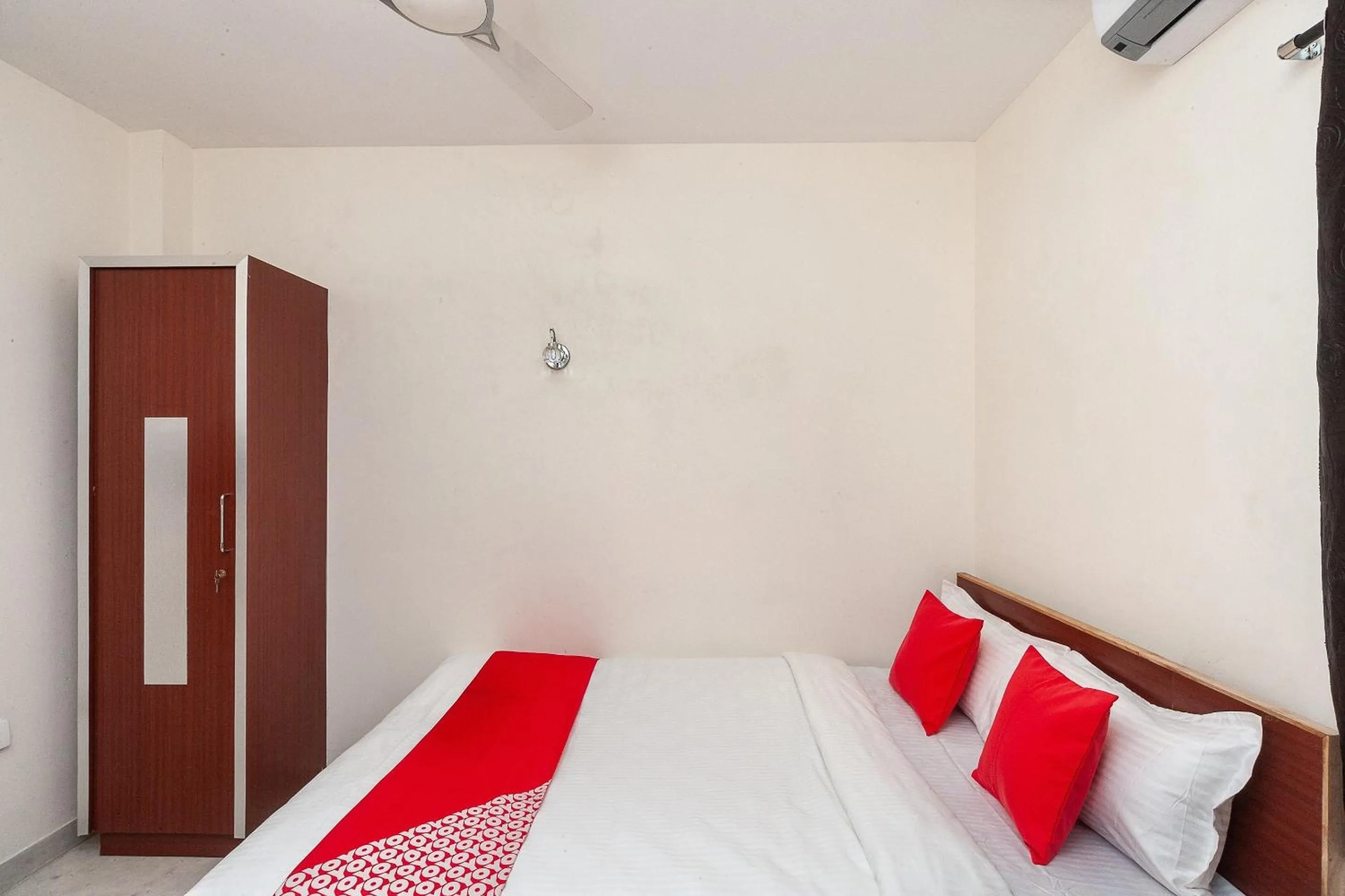 Bedroom, Bed in Hotel O Le Mint OMR