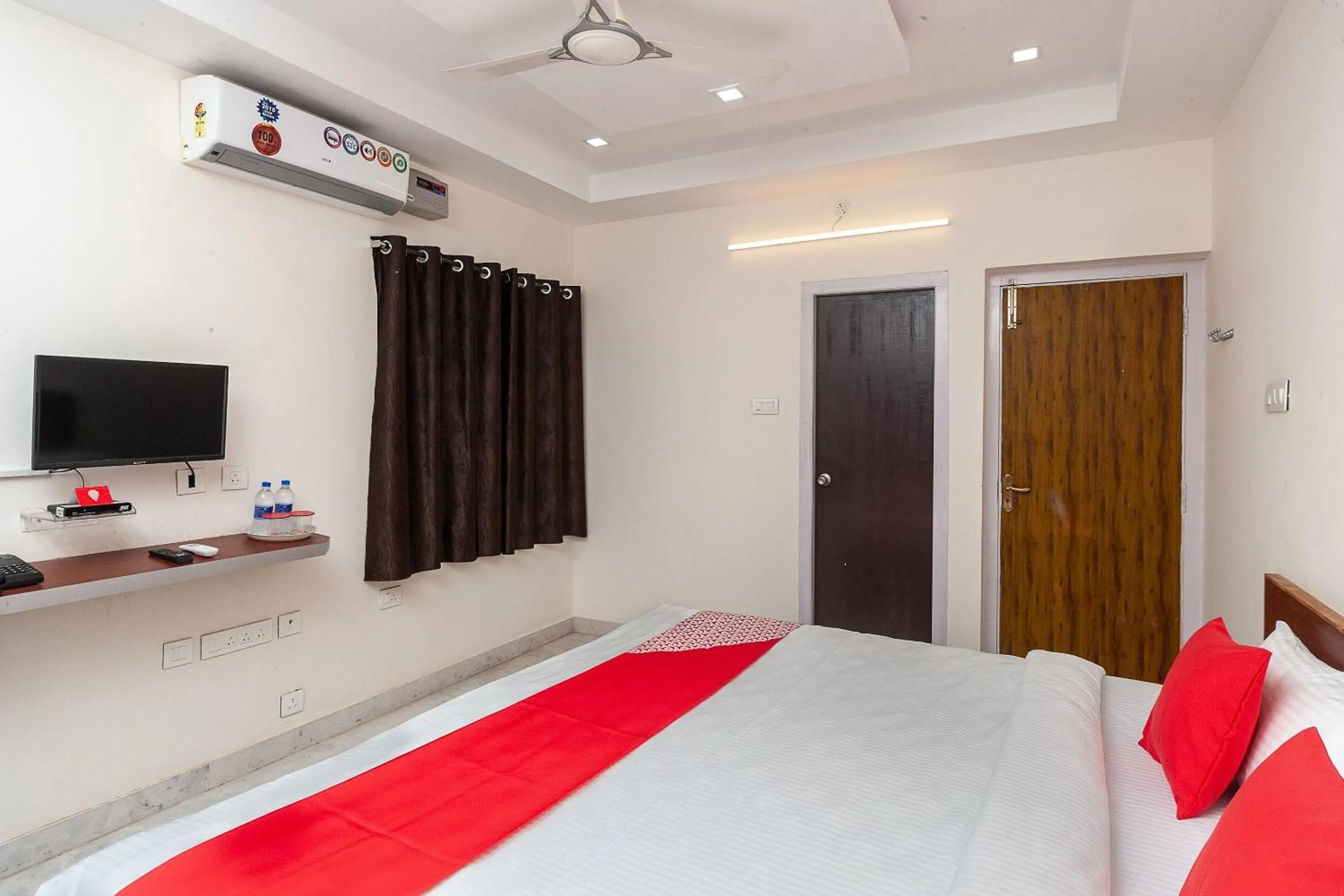 Bedroom, Bed in Hotel O Le Mint OMR