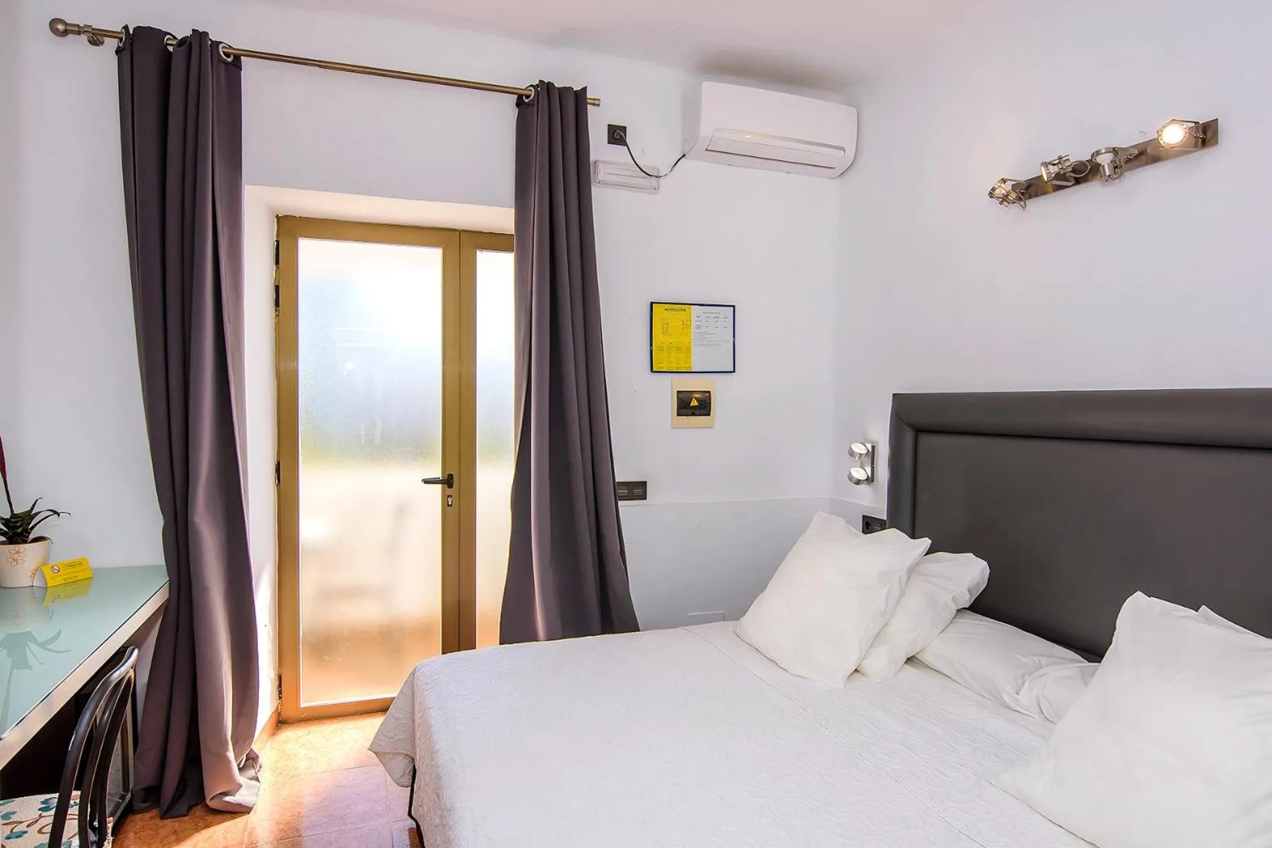 Photo of the whole room, Bed in Family Agua Amarga