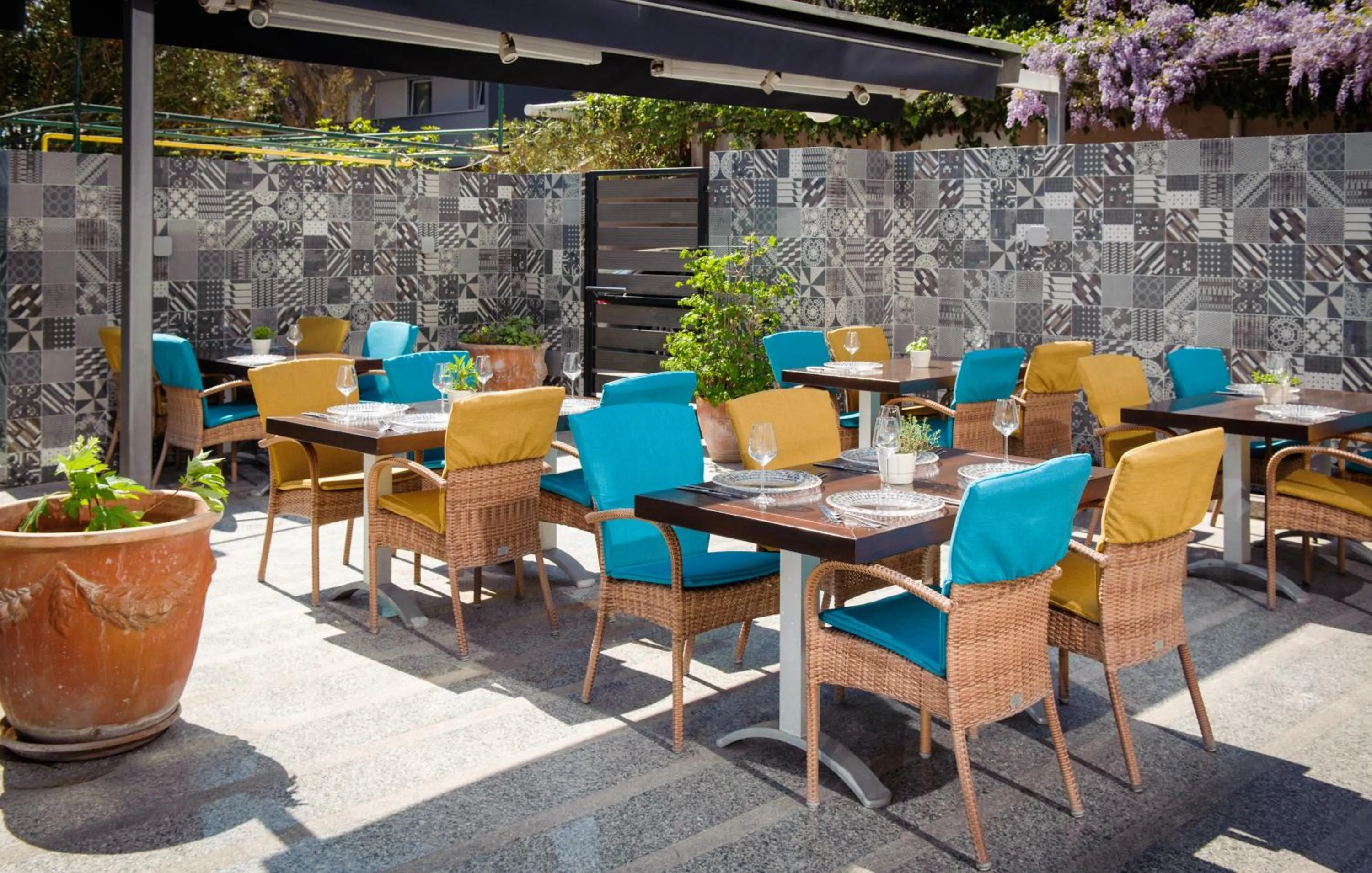 Restaurant/places to eat in Boban Luxury Suites