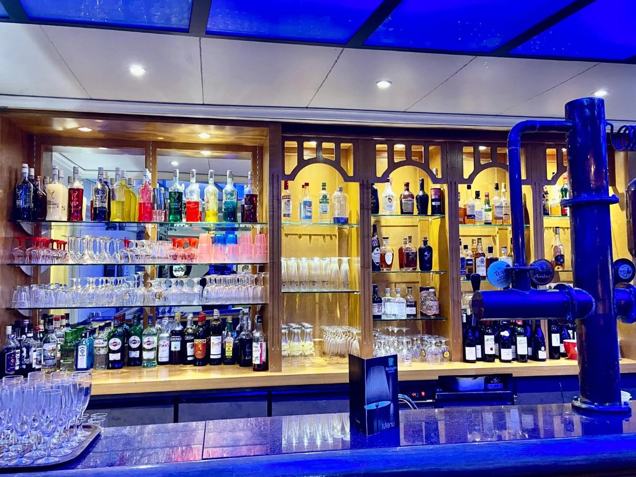 Lounge or bar in Holiday Inn Calais Coquelles by IHG