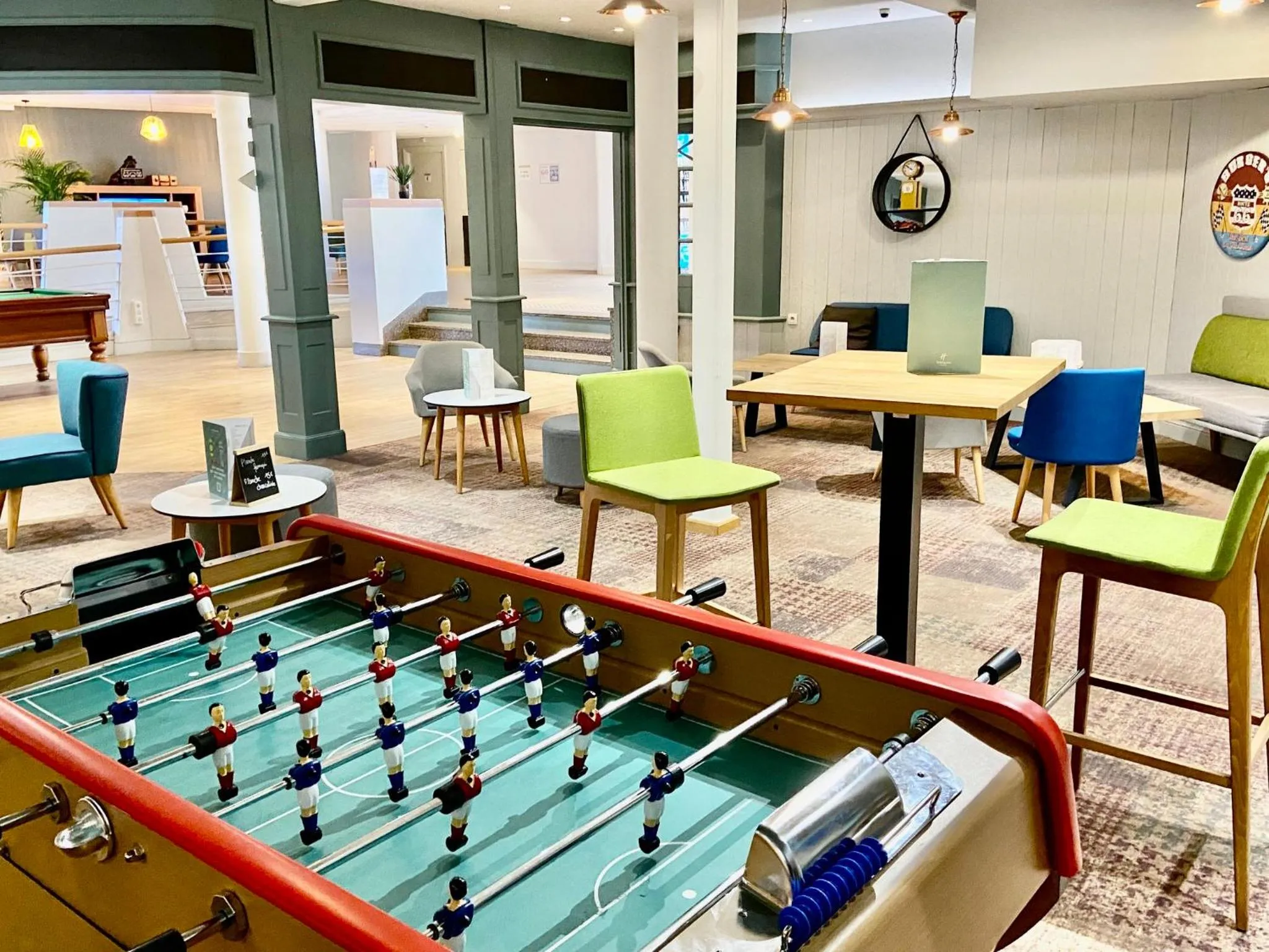 Lounge or bar in Holiday Inn Calais Coquelles by IHG