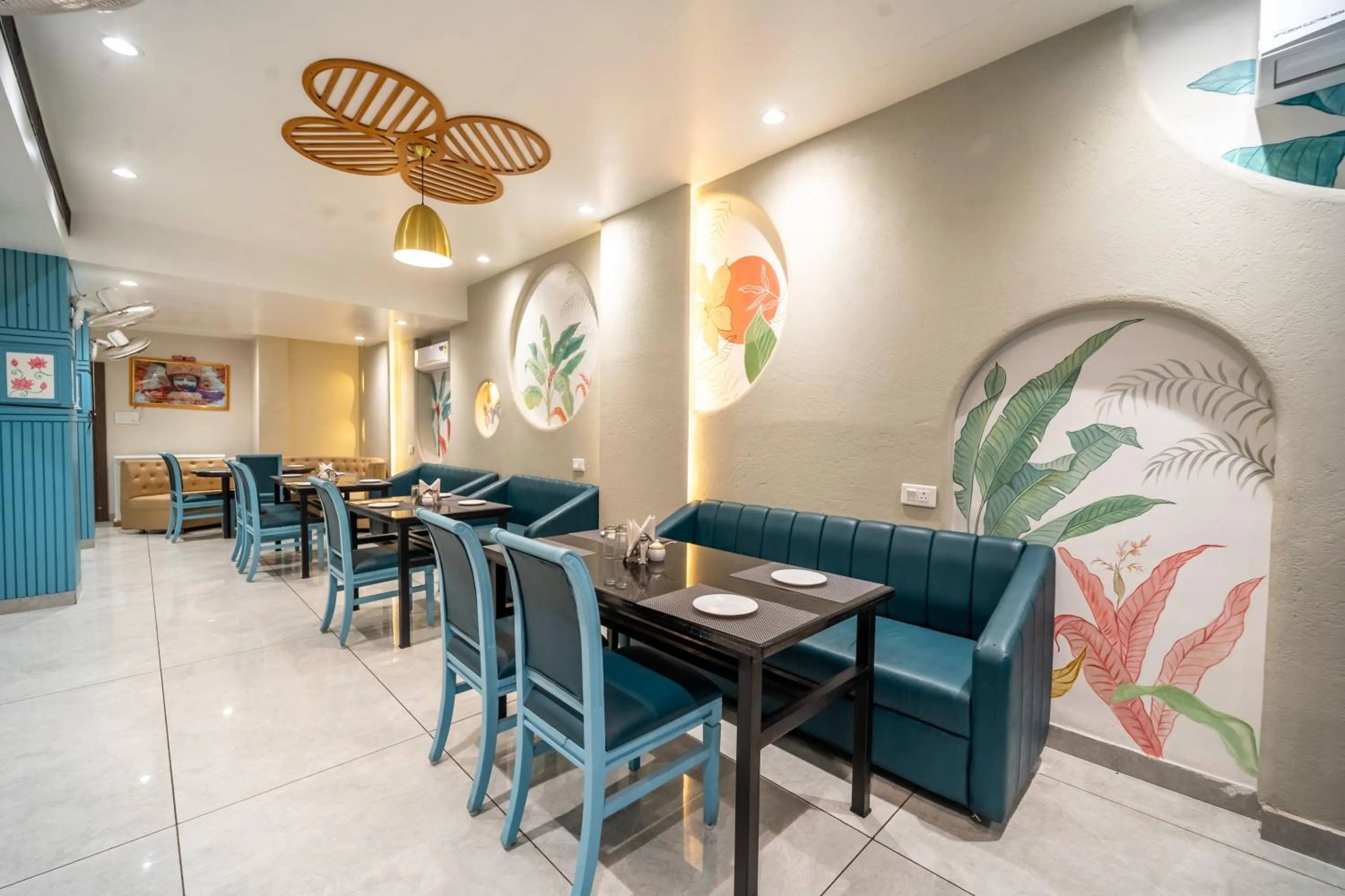 Restaurant/places to eat in Treebo Kamal Regency