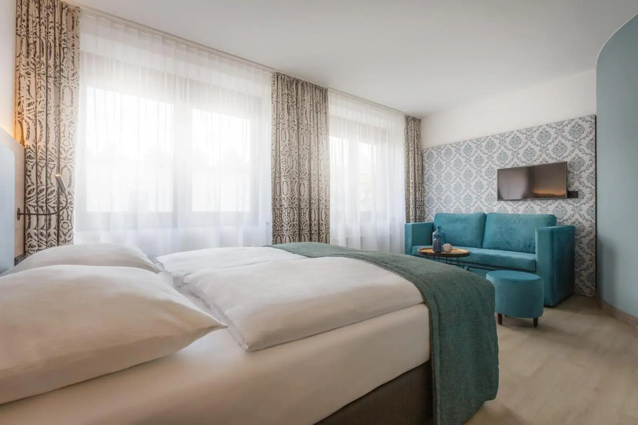 Premium Family Queen Room with Sofa Bed in Garner Hotel Hamburg Nord by IHG Premium Family Queen Room with Sofa Bed in Garner Hotel Hamburg Nord by IHG